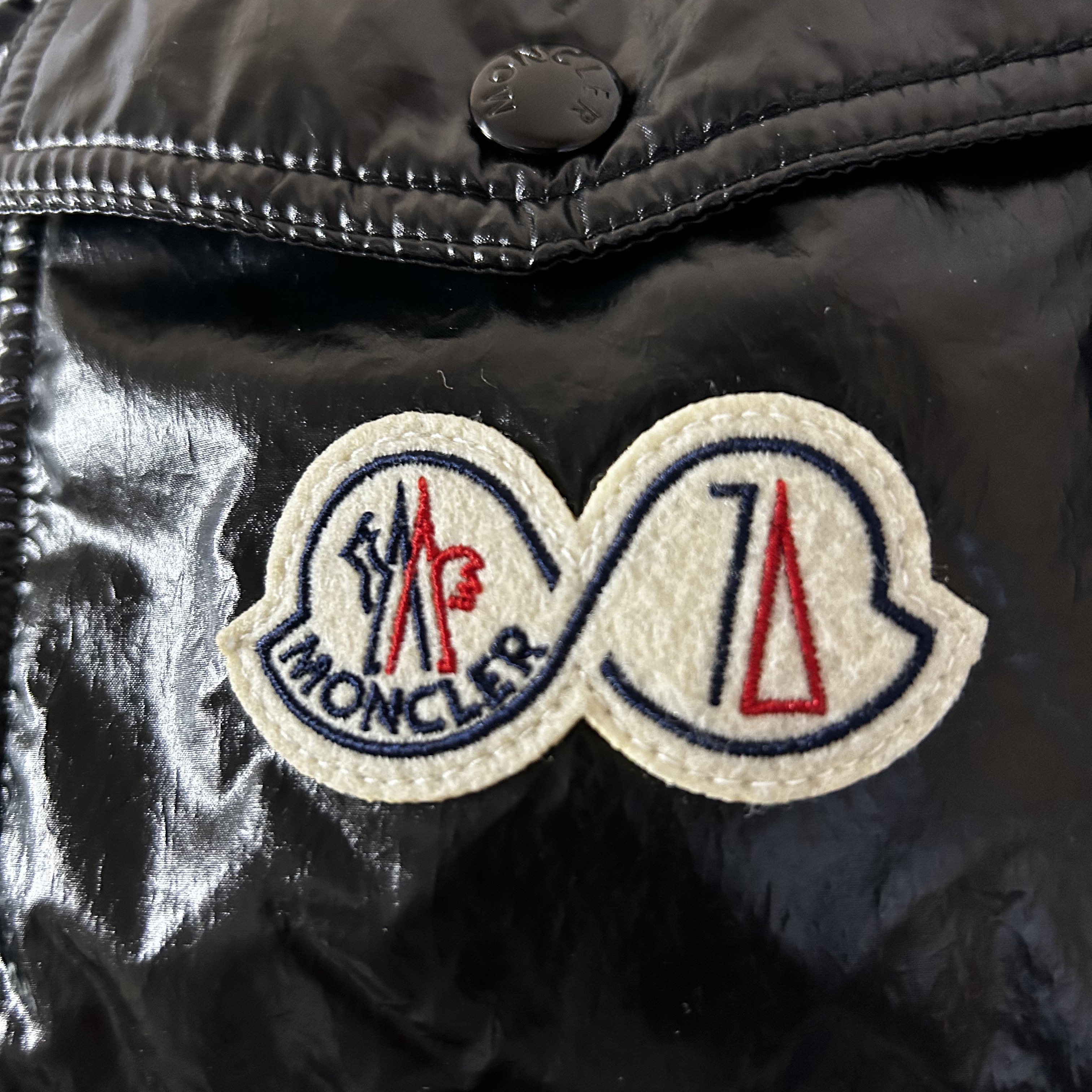 Moncler Maya 70 Short Down Jacket Black - 22FW 착용 스타일