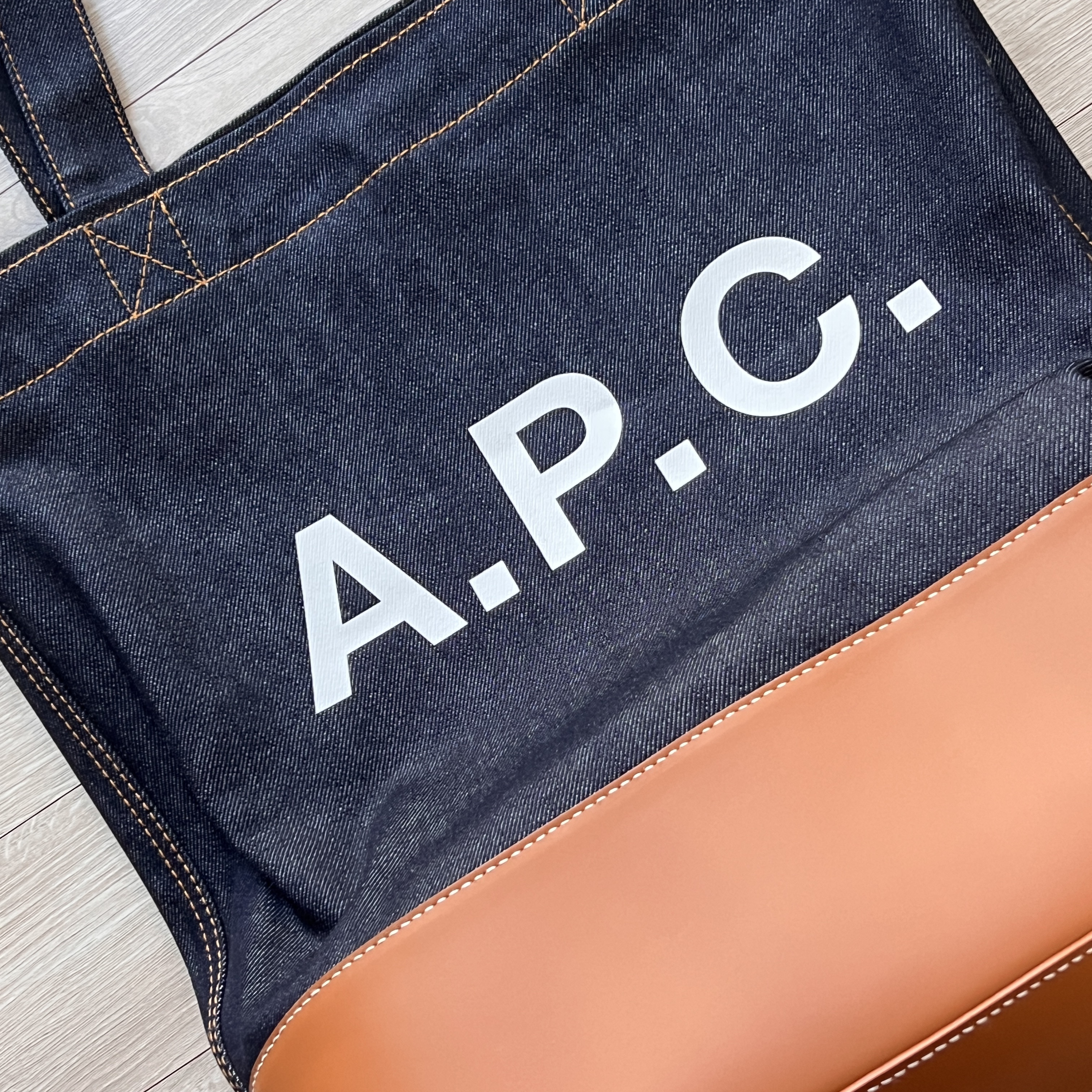 A.P.C. Axelle Tote Bag Denim Caramel 착용 스타일 - 1