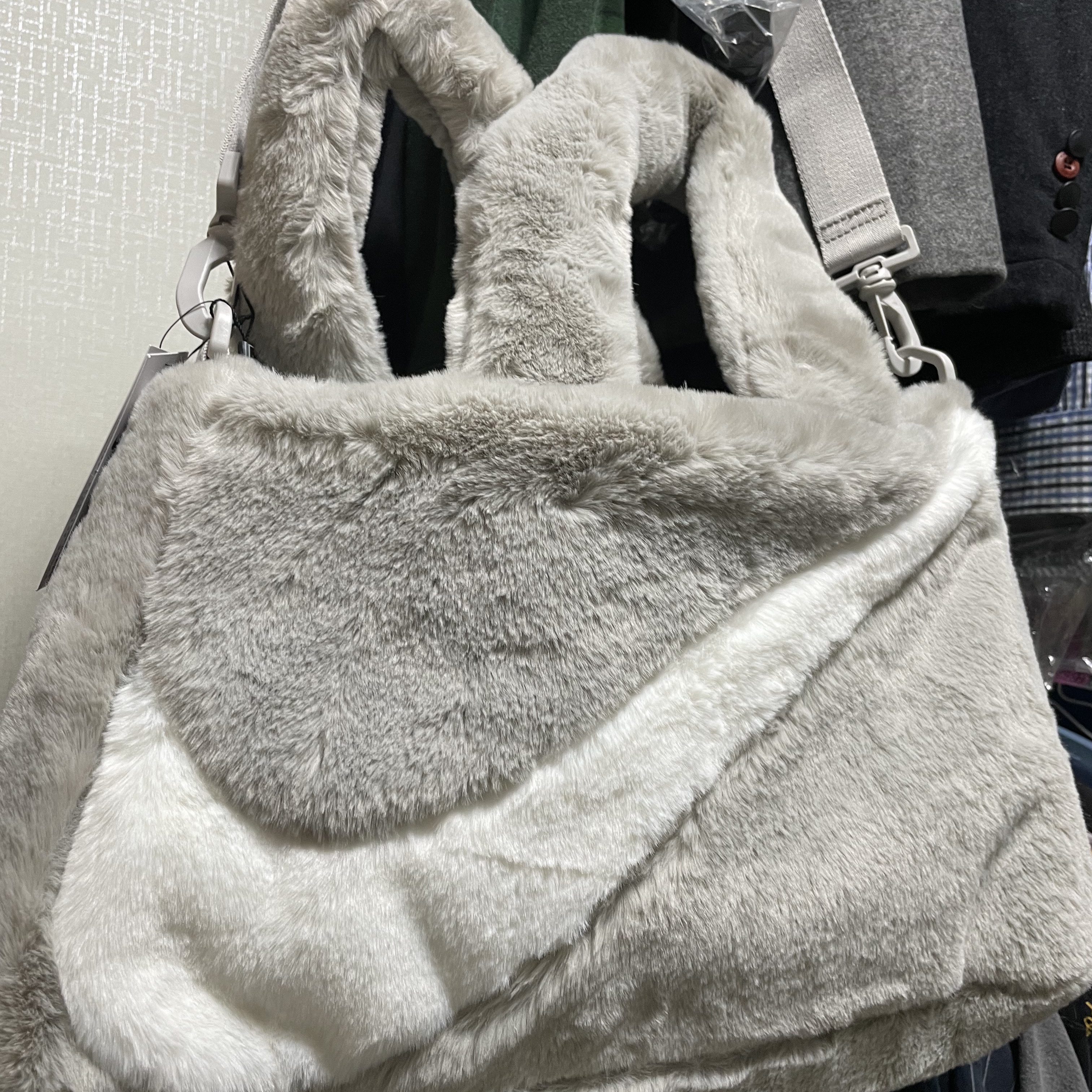 Nike NSW Faux Fur Tote Bag Light Iron Ore 착용 스타일