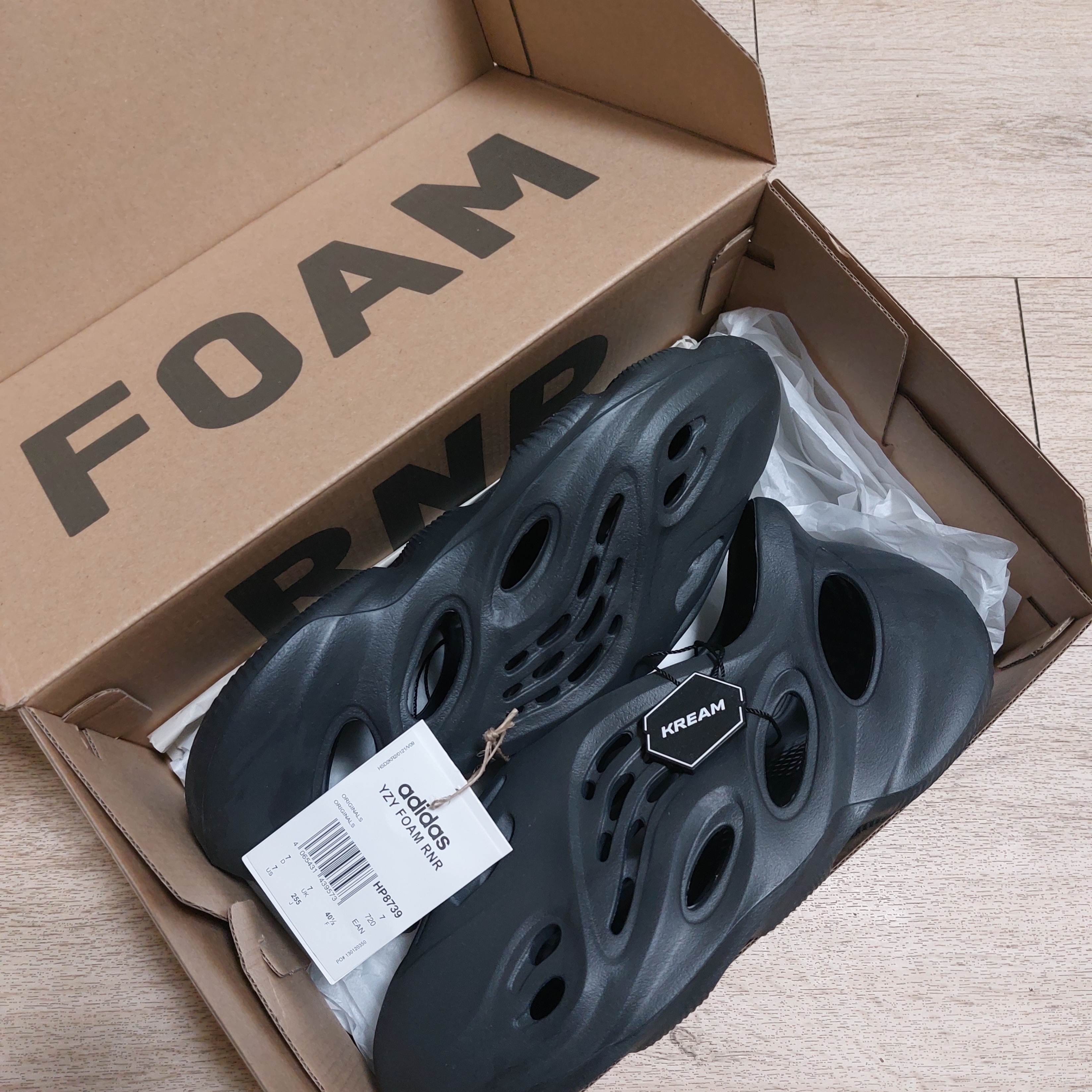 Adidas Yeezy Foam RNNR Onyx 착용 스타일 - 1