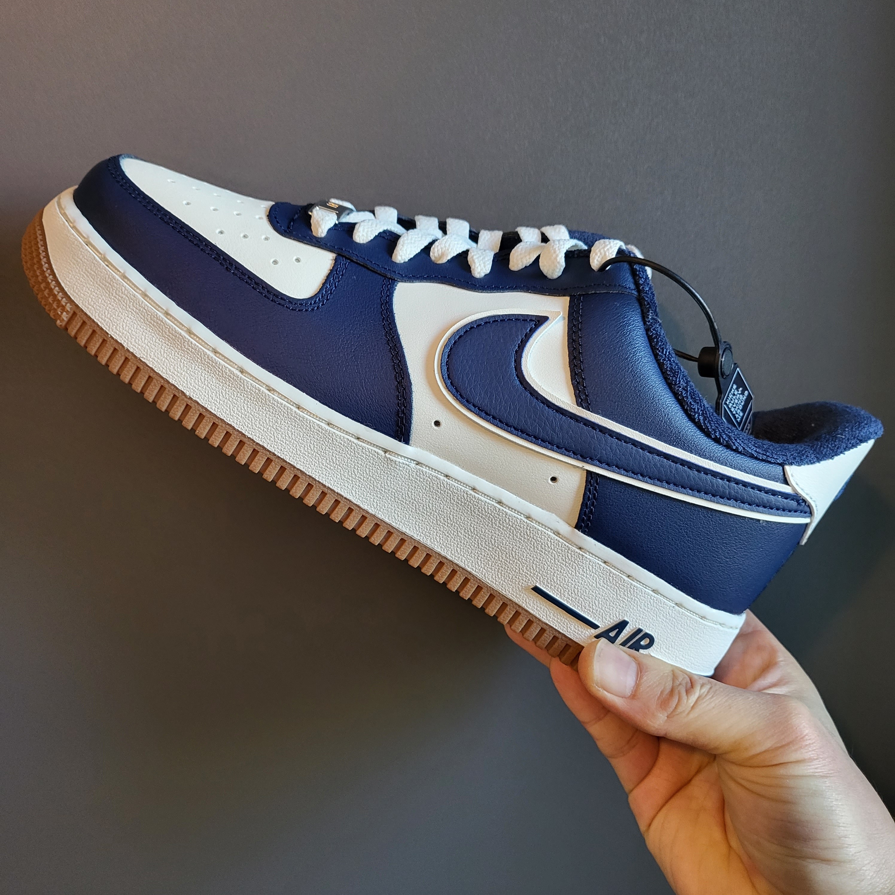 Nike Air Force 1 '07 LV8 Midnight Navy 착용 스타일