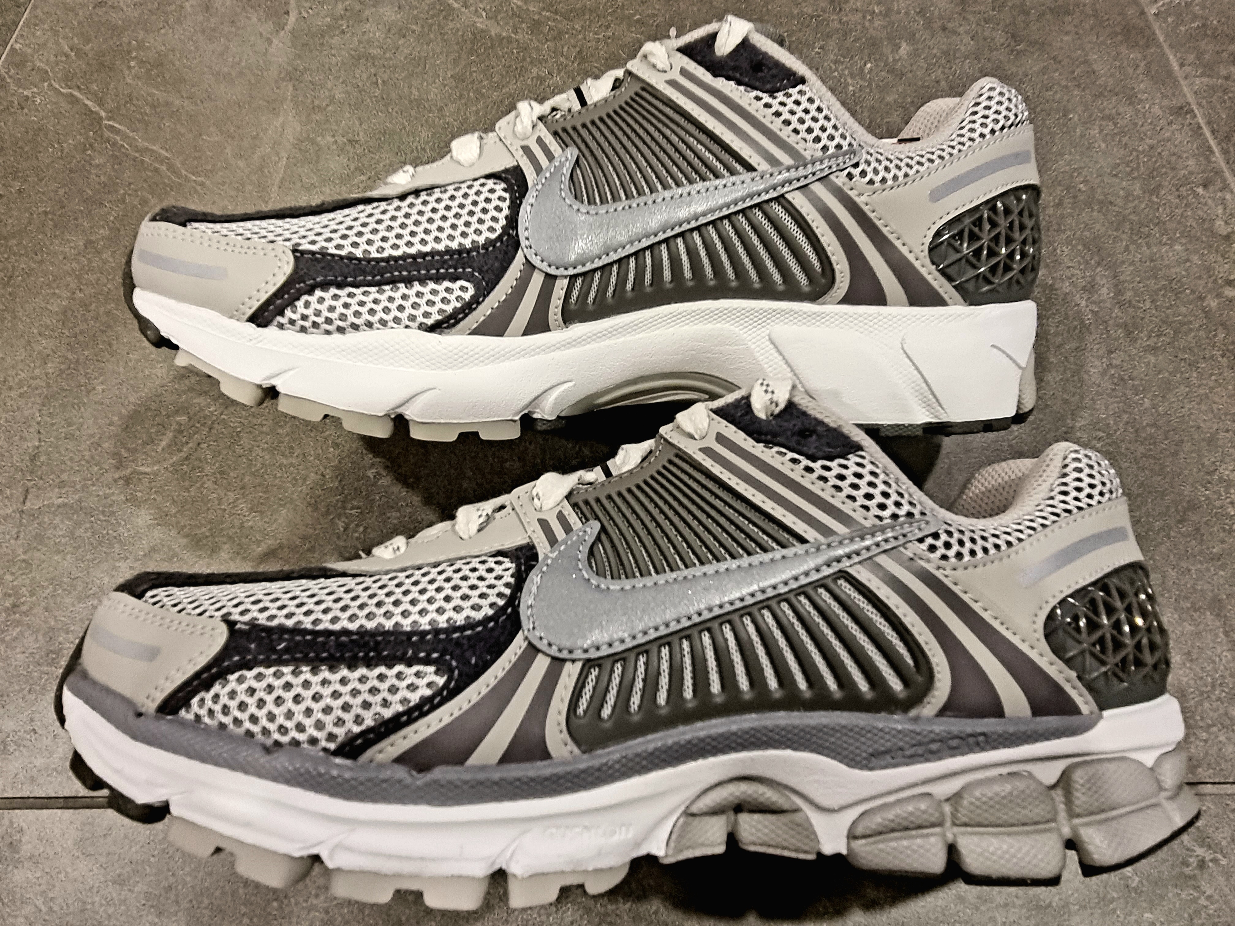 Nike Zoom Vomero 5 PRM Light Iron Ore and Flat Fewter 착용 스타일 - 3