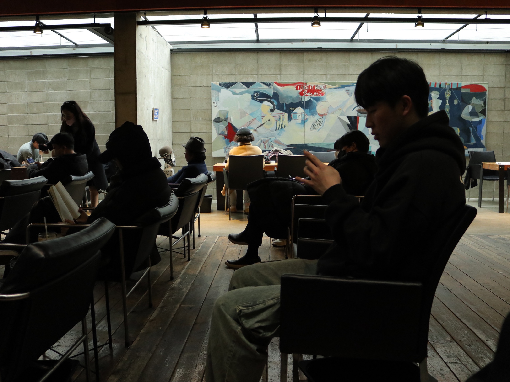 IAB Studio Hoodie Black White 착용 스타일 - 2