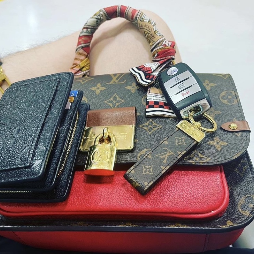 Louis Vuitton Dragonne Key Holder Monogram, Louis Vuitton Medium Compact Wallet Monogram Empreinte Black 착용 스타일