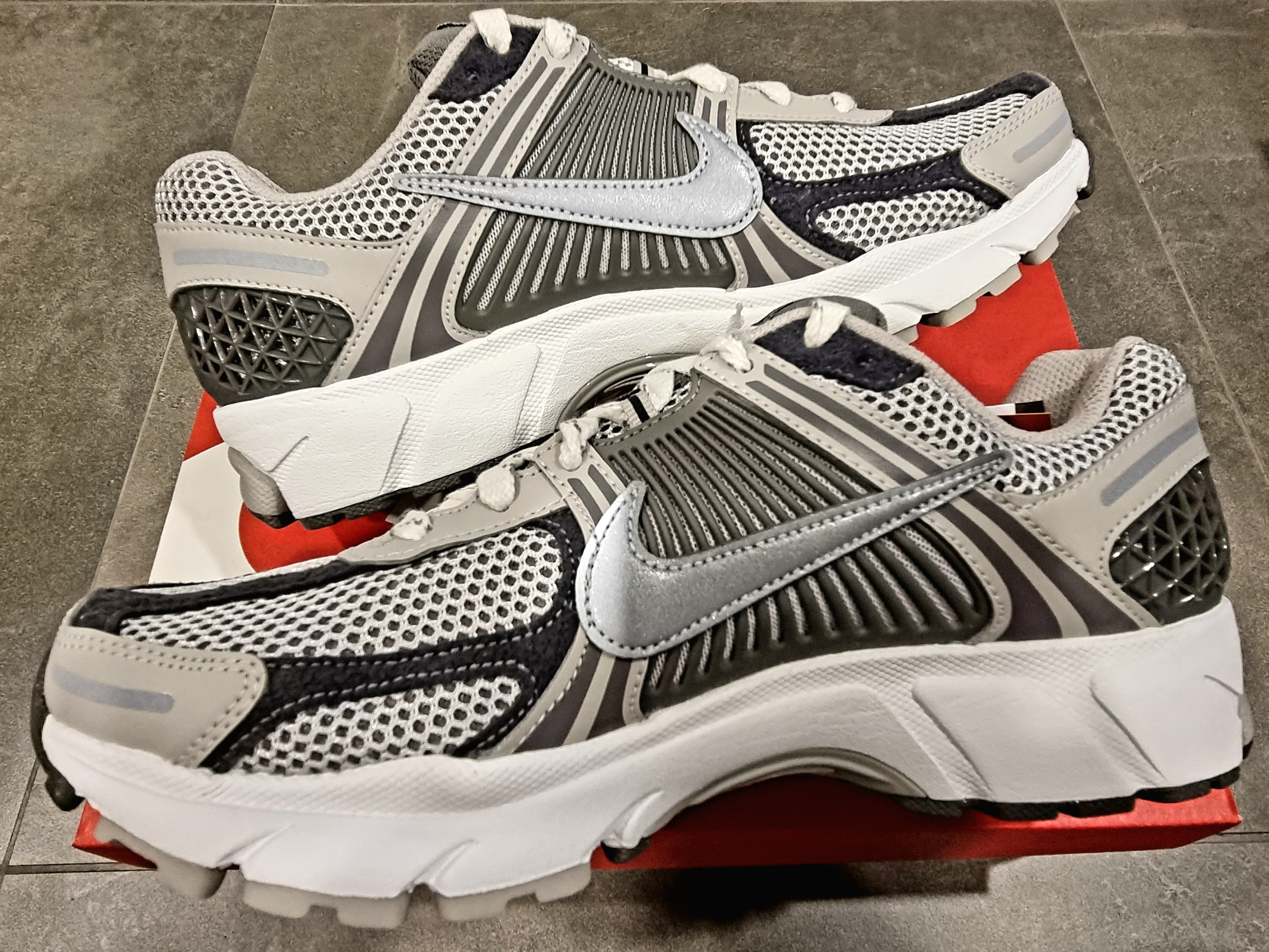 Nike Zoom Vomero 5 PRM Light Iron Ore and Flat Fewter 착용 스타일 - 2