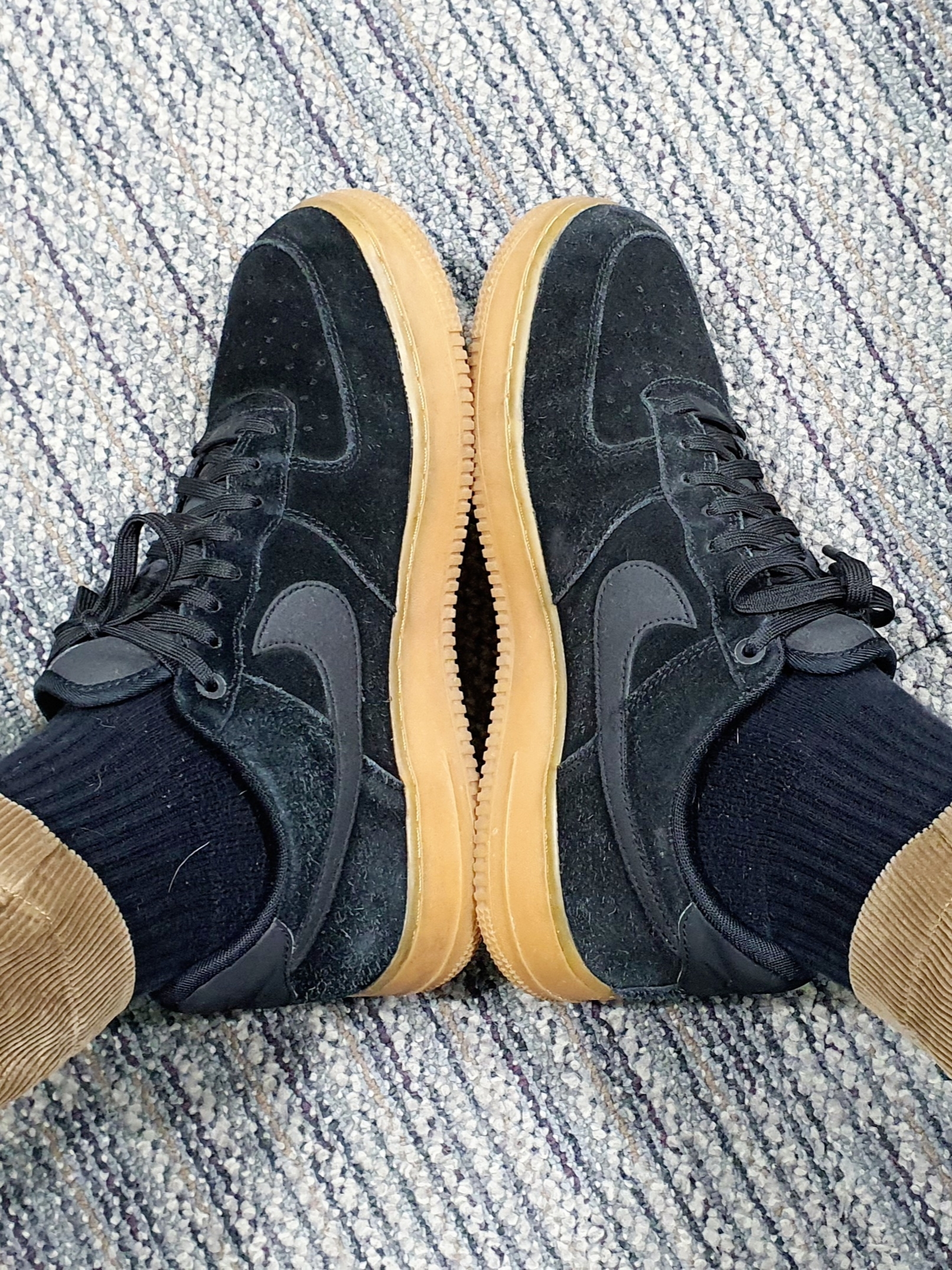 Nike Air Force 1 '07 LV8 Suede Black Gum 착용 스타일