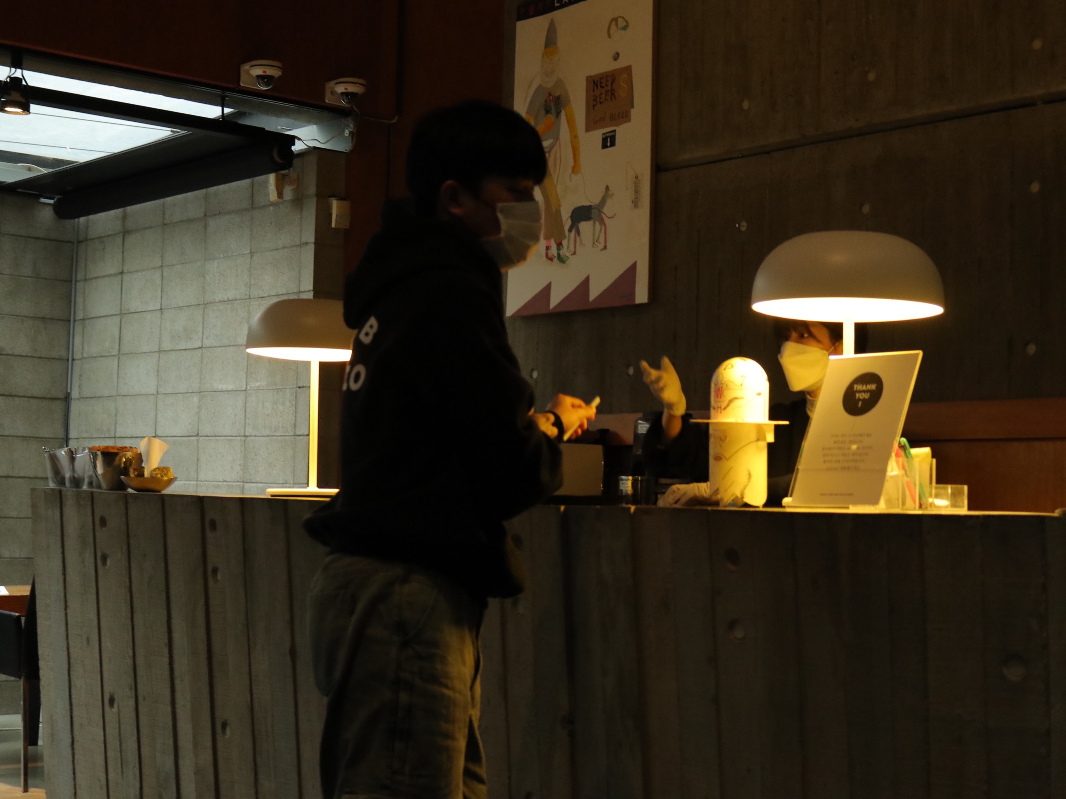 IAB Studio Hoodie Black White 착용 스타일 - 1