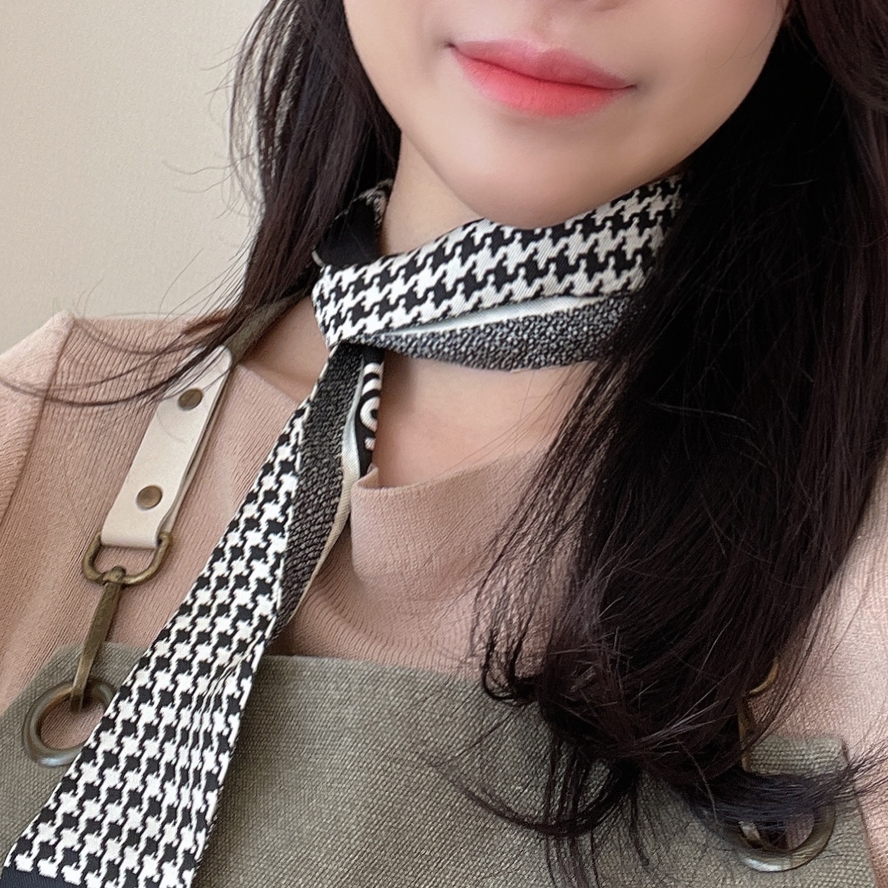 (W) Dior 30 Montaigne Mitzah Scarf Silk Twill Black White 착용 스타일