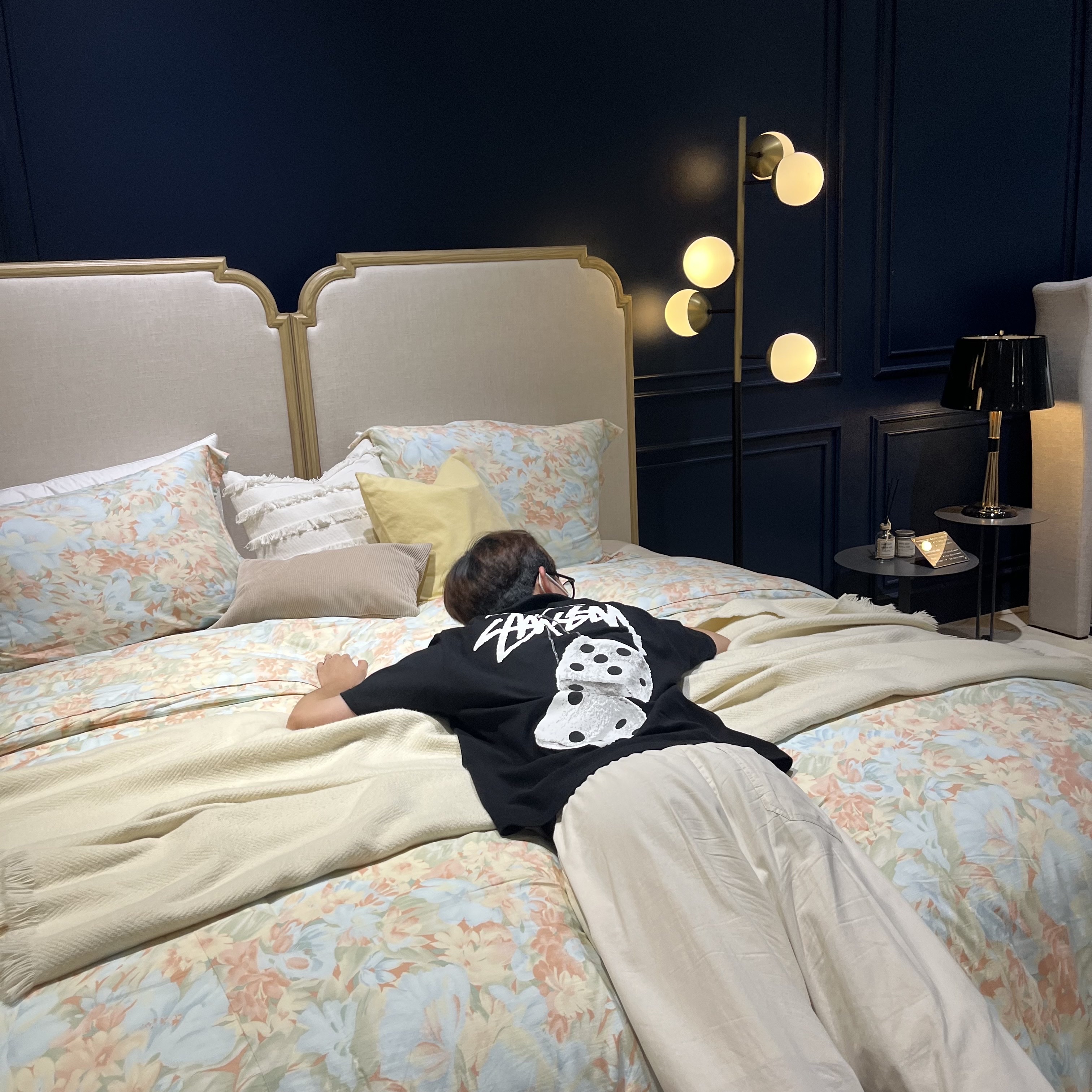Stussy Fuzzy Dice T-Shirt Black 착용 스타일