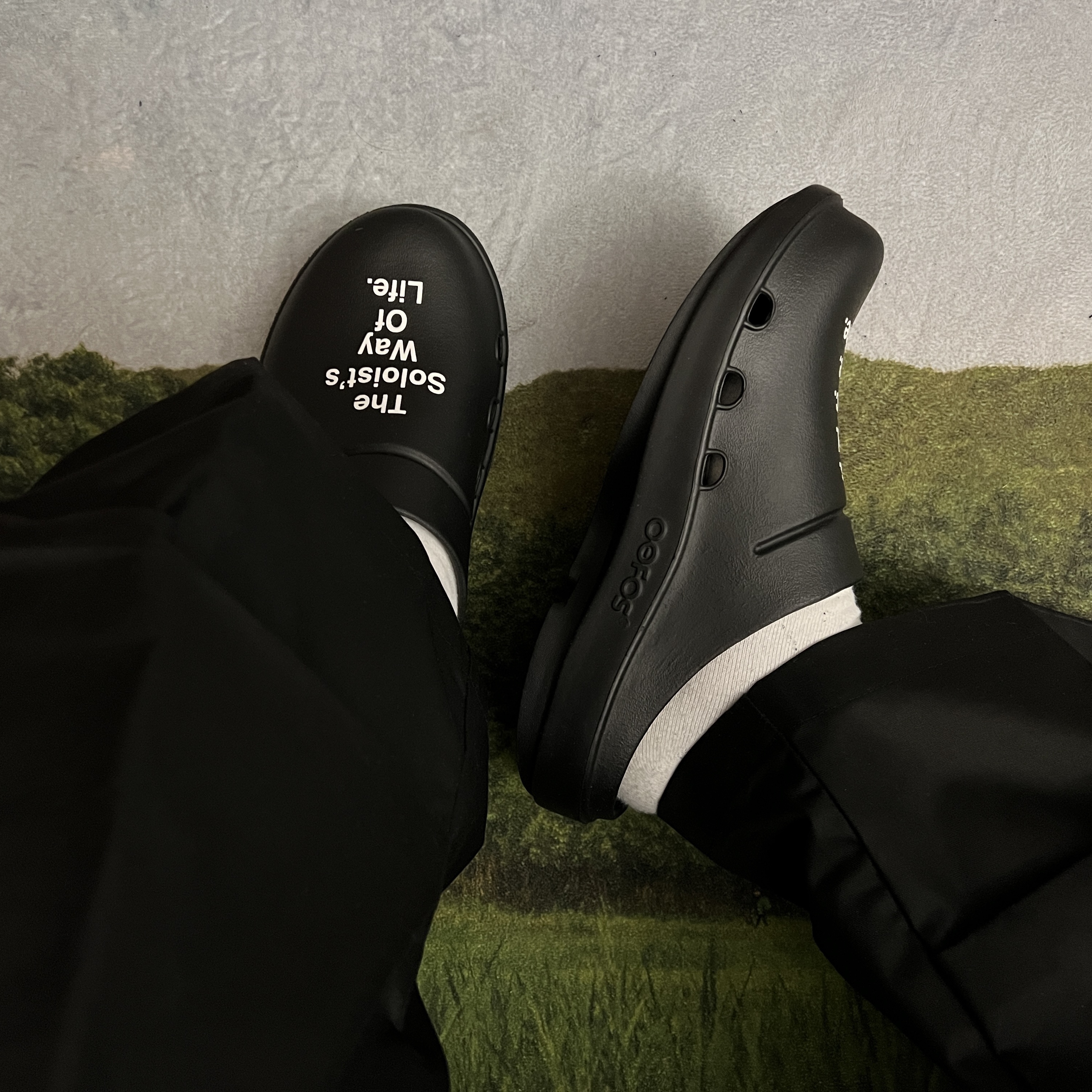 Oofos x Takahiromiyashita The Soloist The Soloist's Way Of Life Clog Black White 착용 스타일