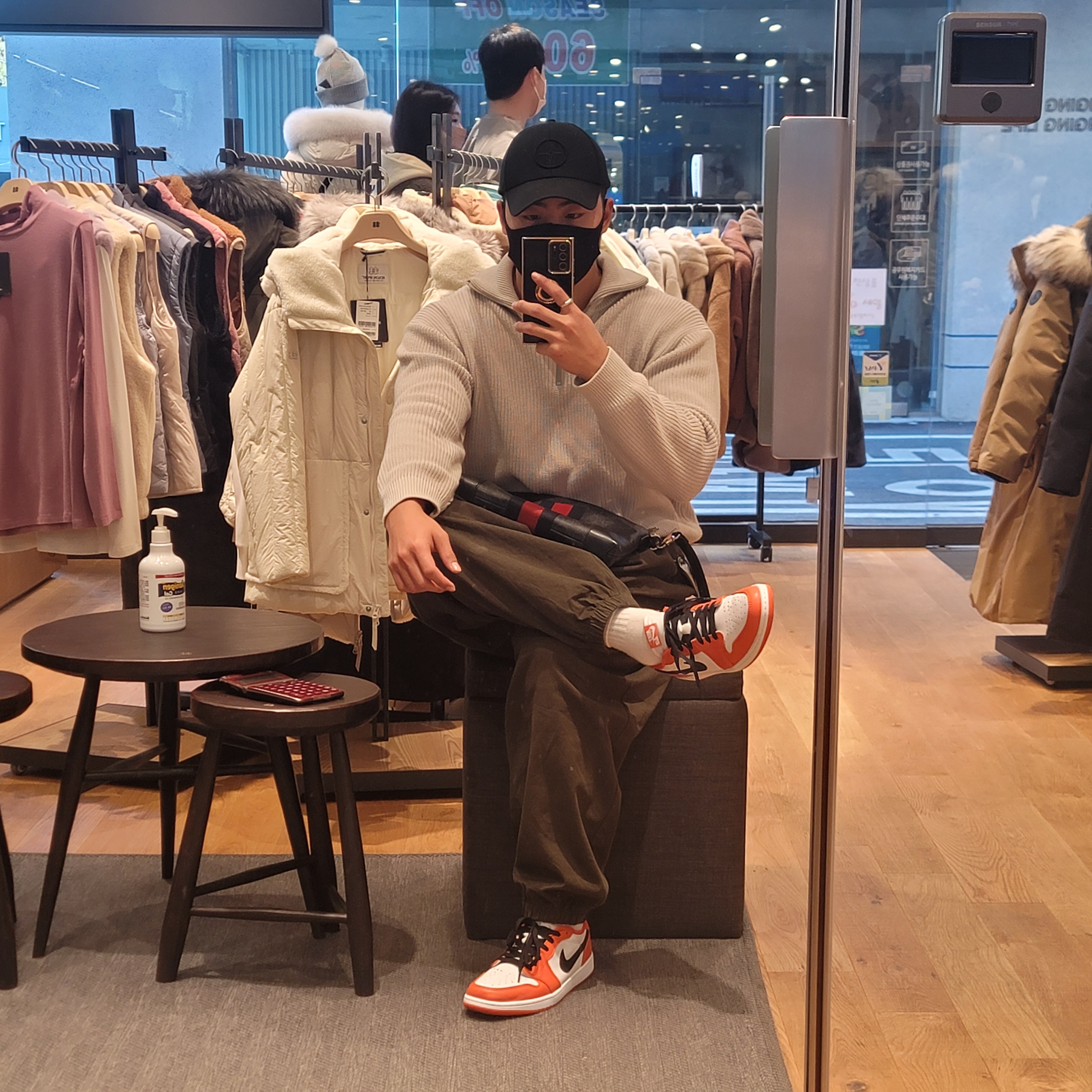 Jordan 1 Low OG Starfish, Stone Island 99576 Nylon Metal 6-Panel Cap Black 착용 스타일