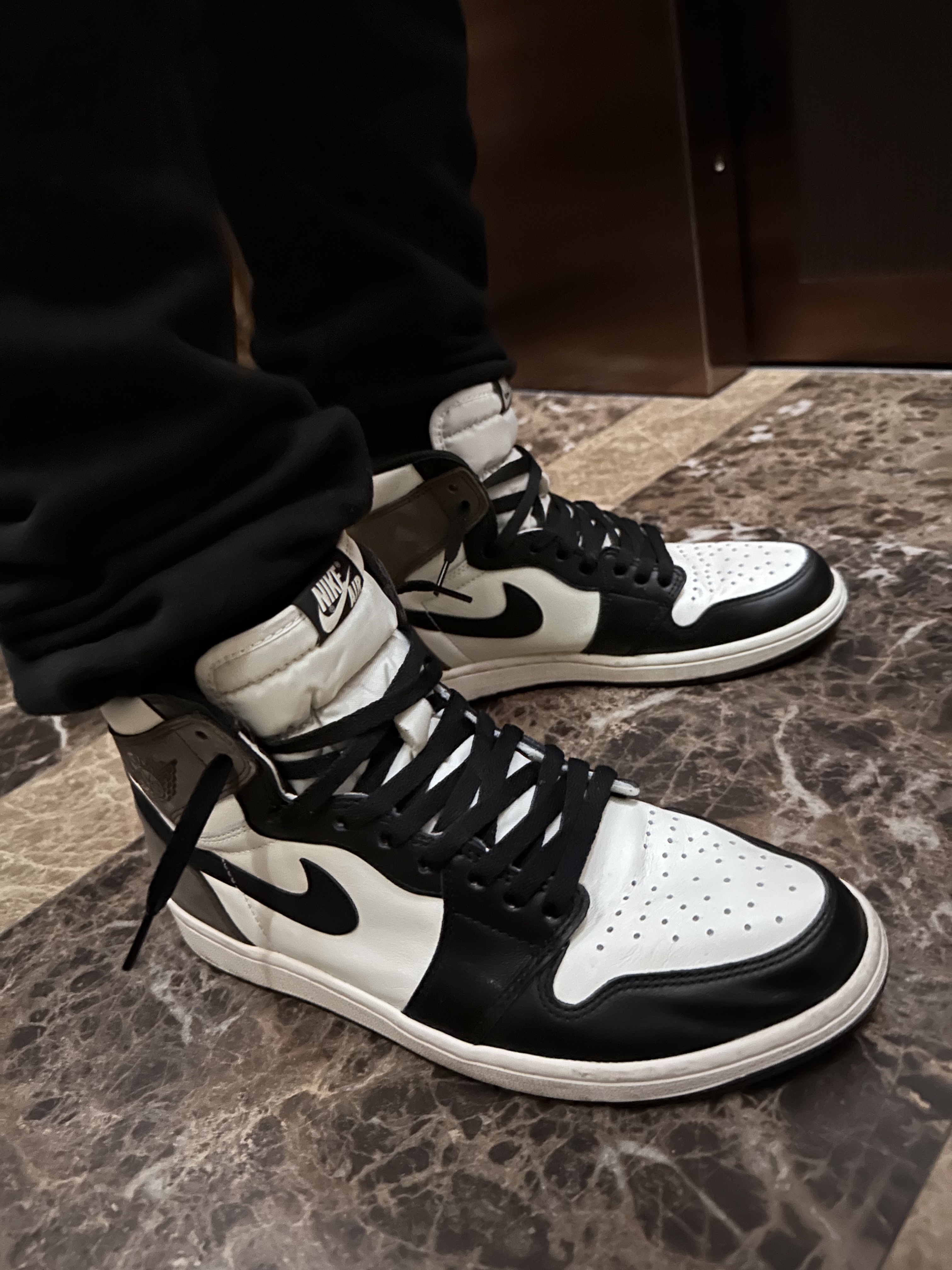 Jordan 1 Retro High OG Black Mocha 착용 스타일 - 2