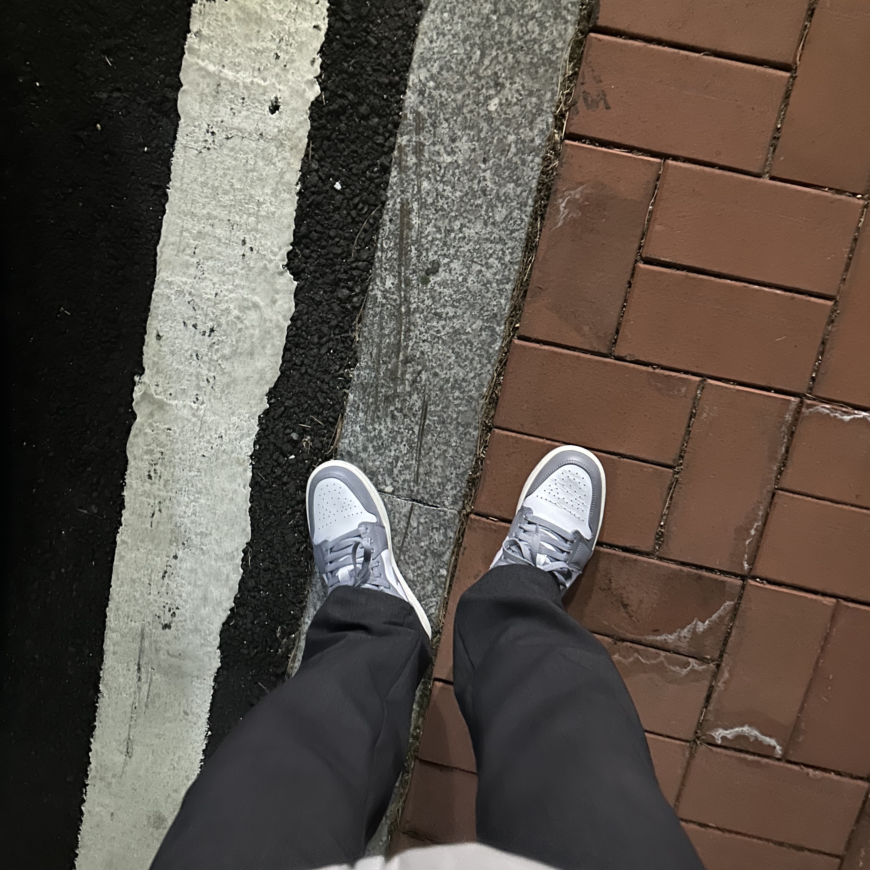 Jordan 1 Low Stealth and White 착용 스타일 - 1