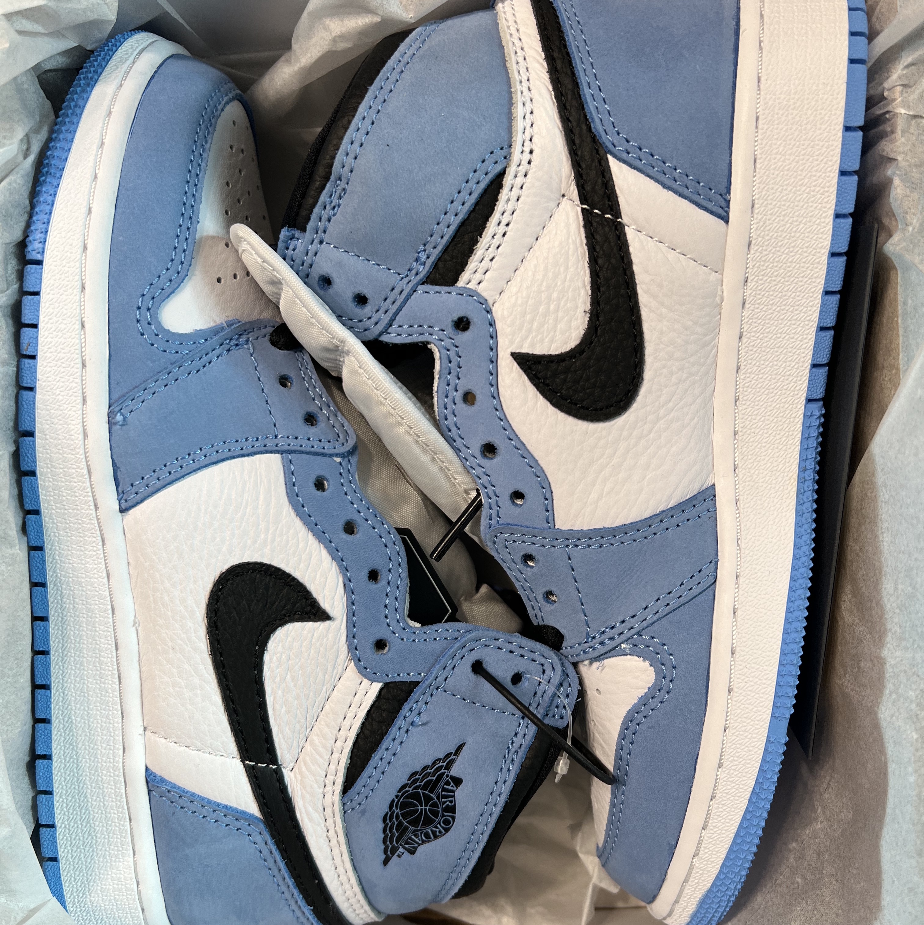Jordan 1 Retro High OG University Blue, (GS) Jordan 1 Retro High OG University Blue ์ฐฉ์ฉ ์คํ์ผ