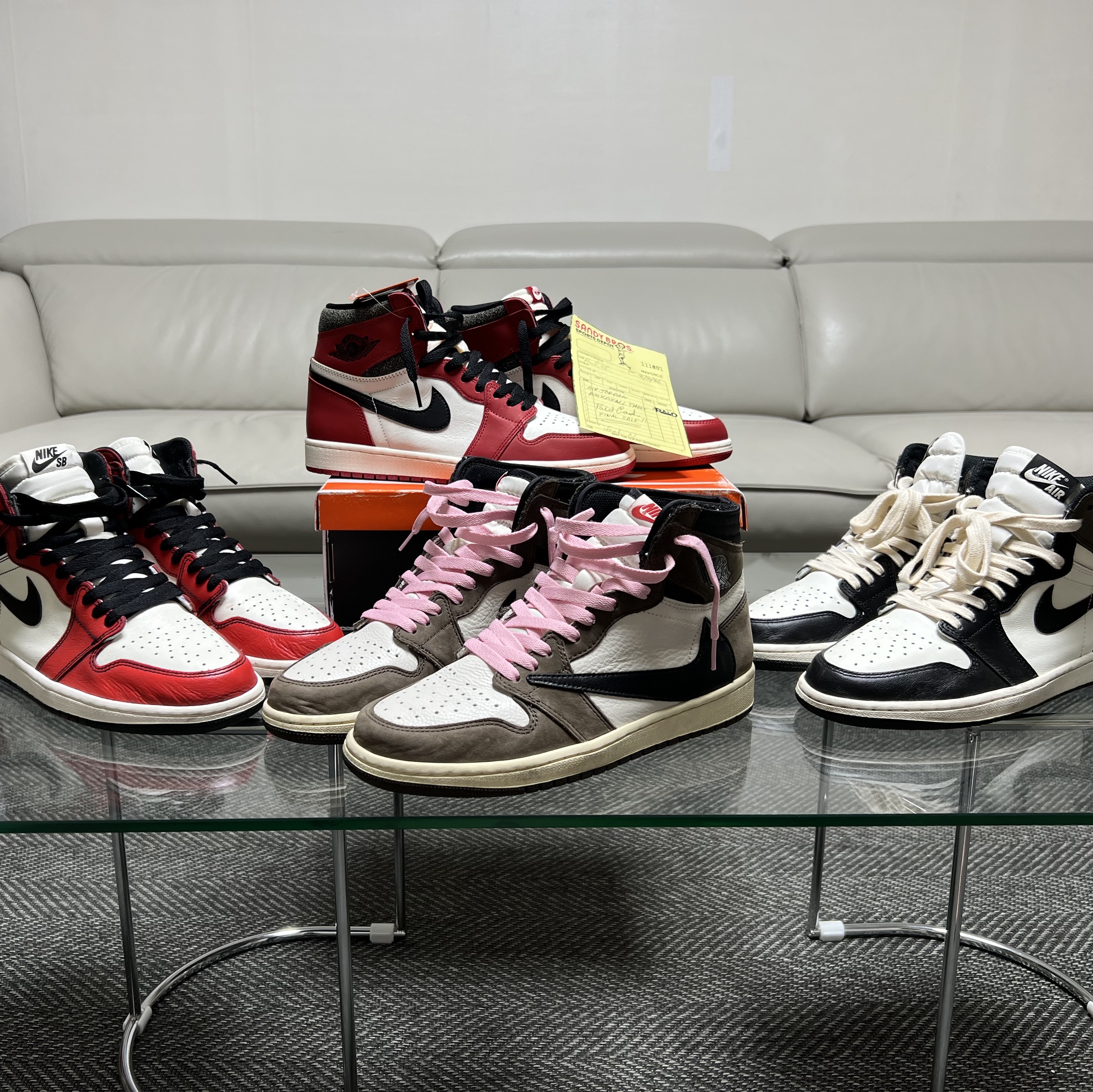 Jordan 1 Retro High OG Chicago 2022, Jordan 1 x Travis Scott Retro High OG SP Mocha 착용 스타일 - 1