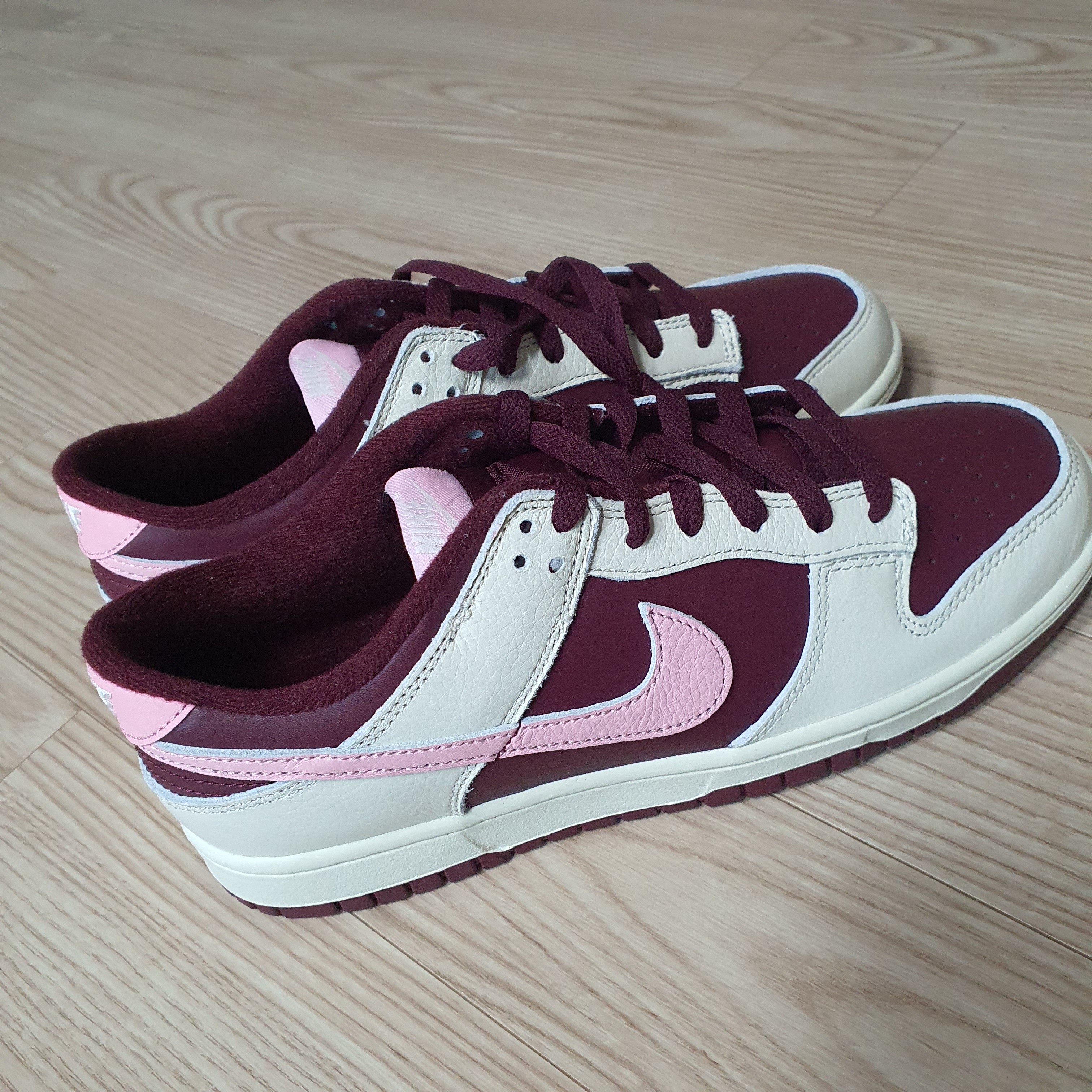 NIke Dunk Low Retro Night Maroon and Medium Soft Pink 착용 스타일 - 2