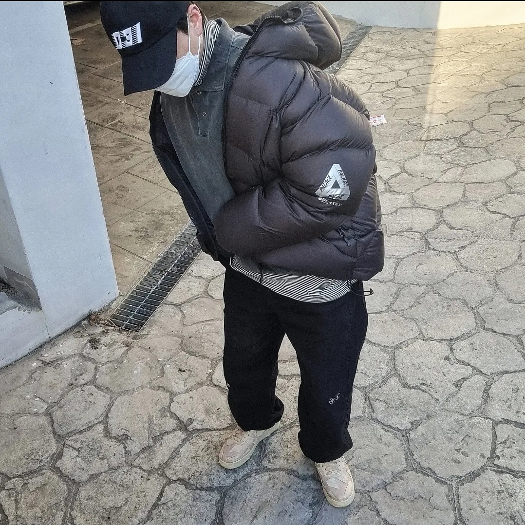 Palace Pertex Frost Balaclava Puffa Black - 22FW, Nike x Billie Eilish Air Force 1 Low '07 SP Mushroom 착용 스타일 - 3
