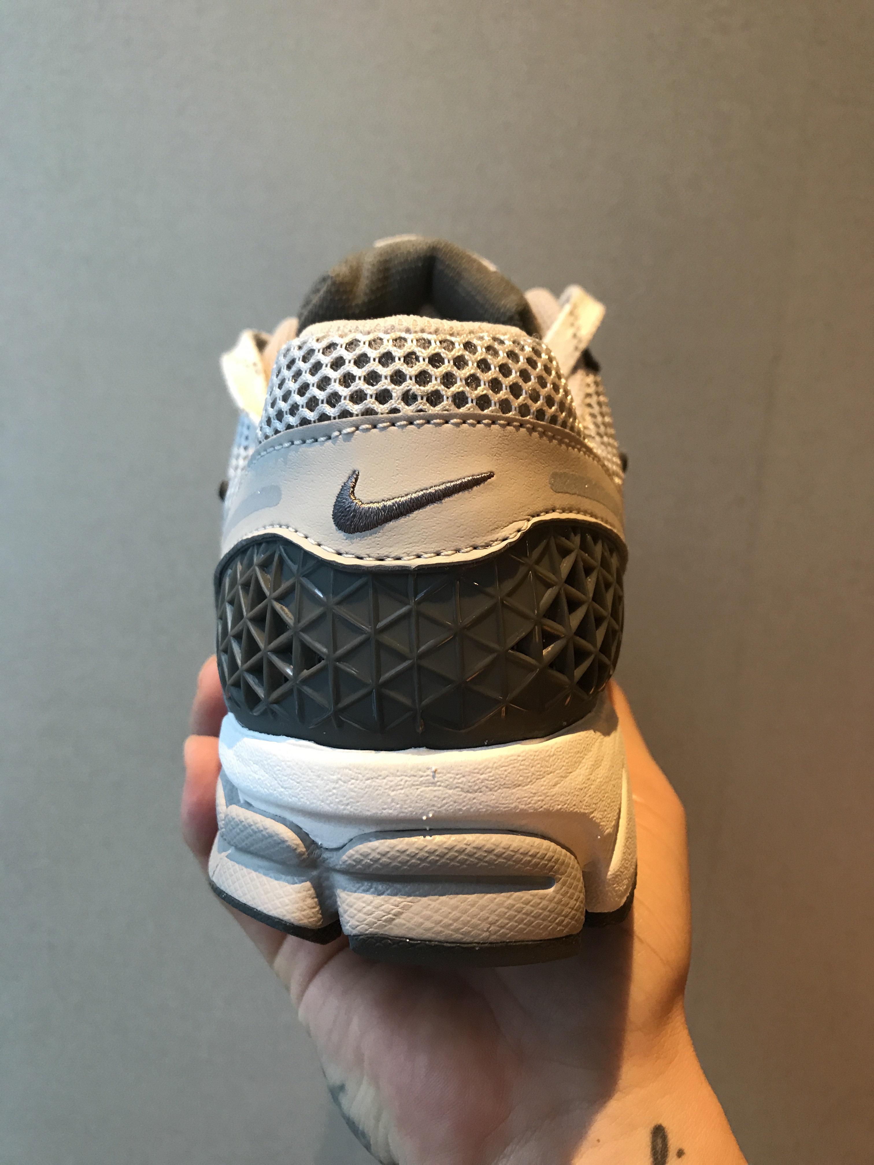 Nike Zoom Vomero 5 PRM Light Iron Ore and Flat Fewter 착용 스타일 - 3
