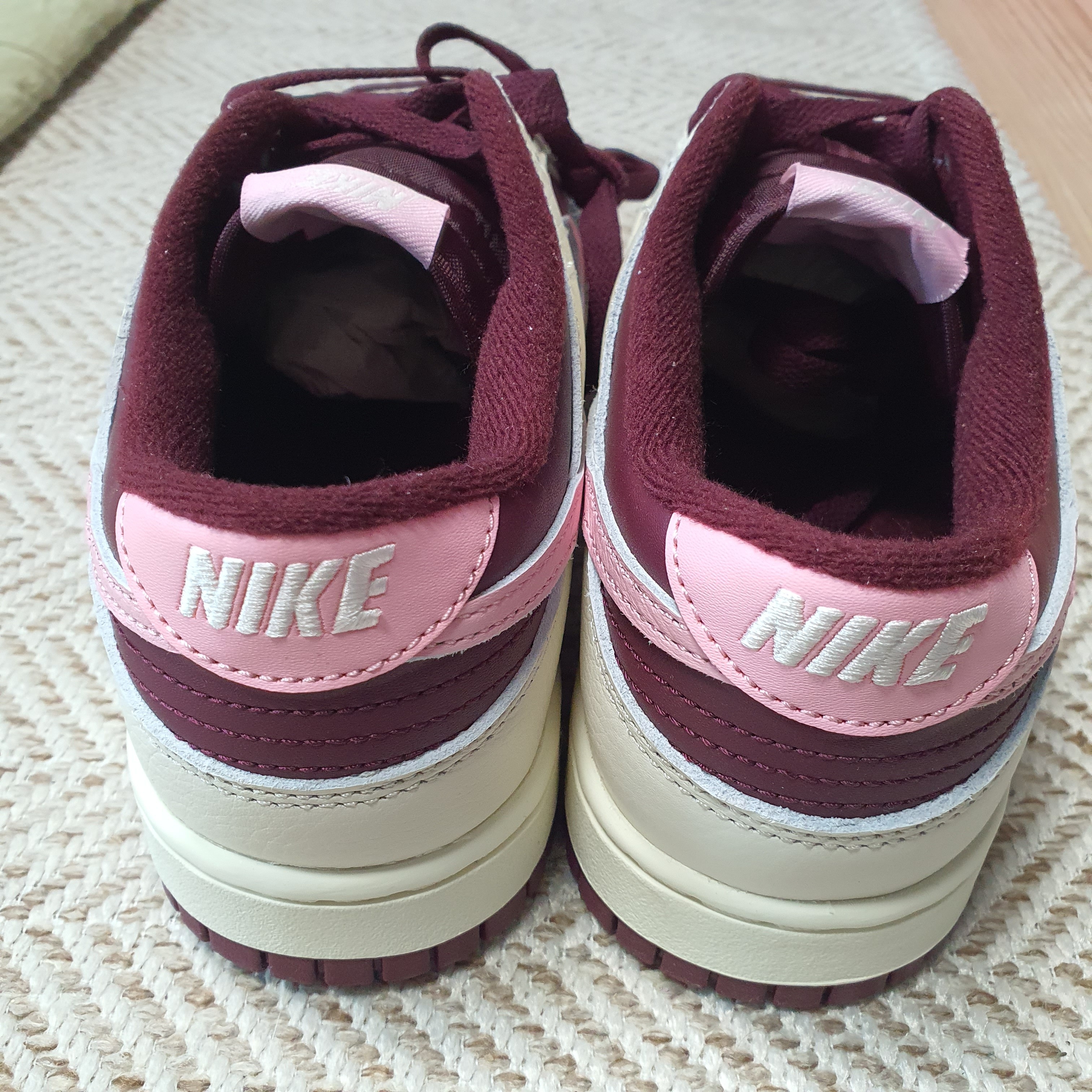 NIke Dunk Low Retro Night Maroon and Medium Soft Pink 착용 스타일 - 3