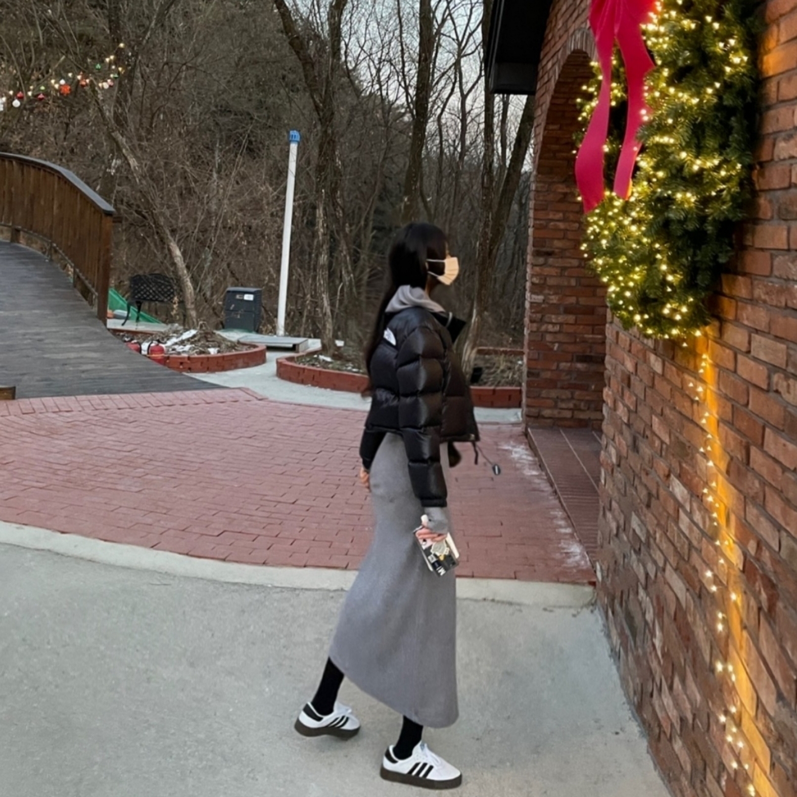 (W) The North Face Nuptse Short Jacket Black, (W) Adidas Sambarose White Black Gum 착용 스타일