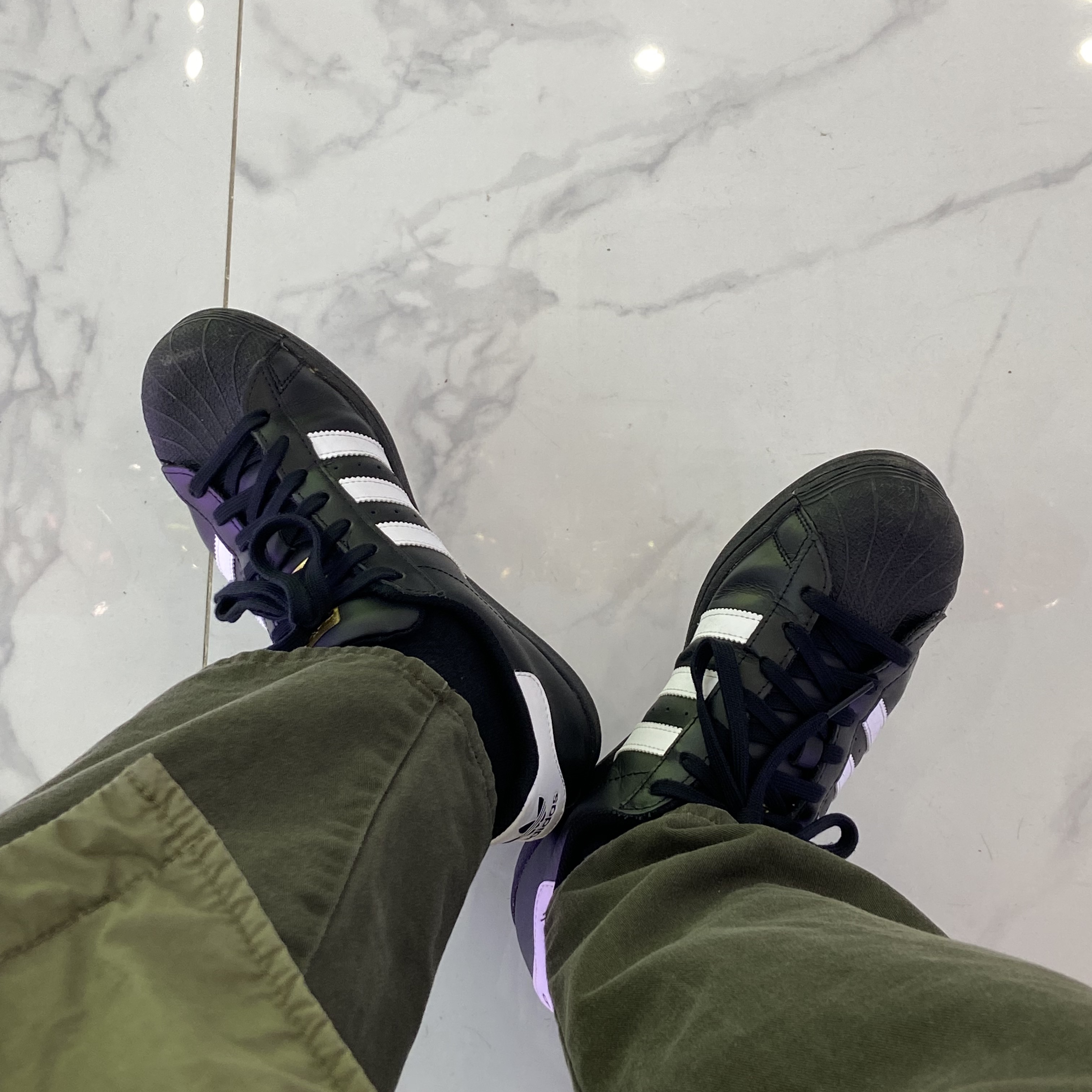 Adidas Superstar Core Black White 착용 스타일 - 2