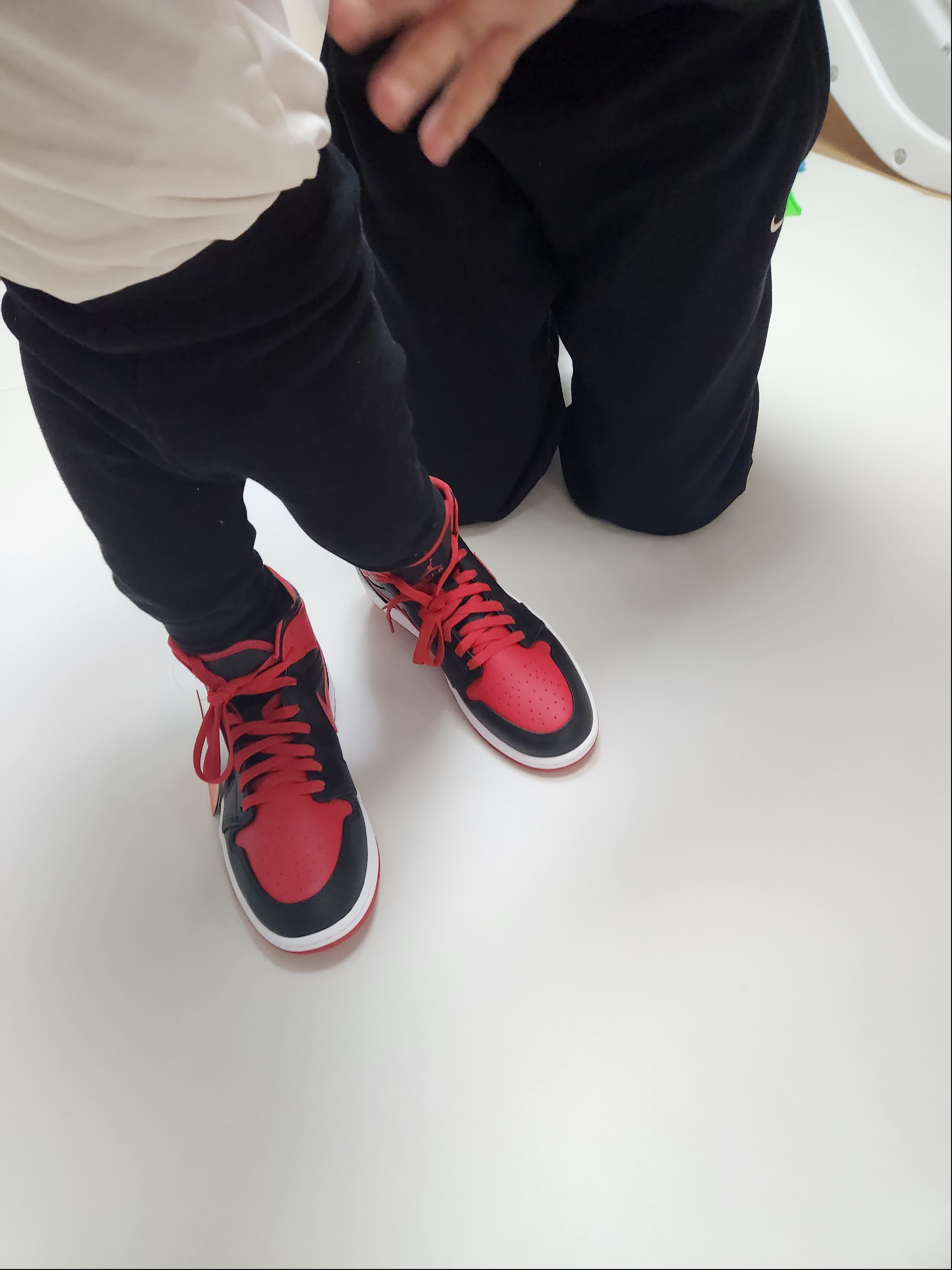 Jordan 1 Mid Black Fire Red 착용 스타일 - 2