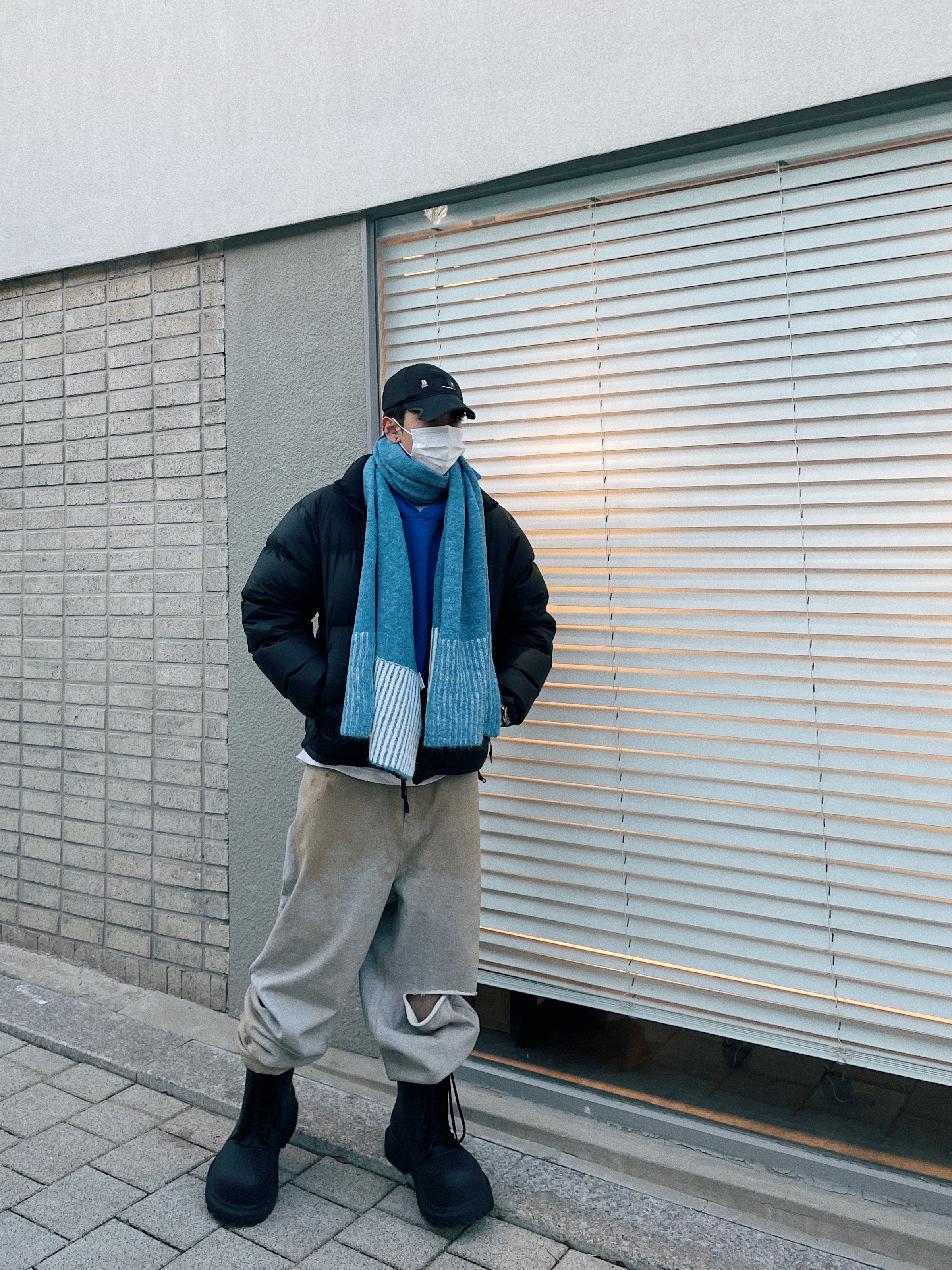 Balenciaga XL Army Boots Full Eva Black, The North Face 1996 Eco Nuptse Jacket Black 착용 스타일 - 3