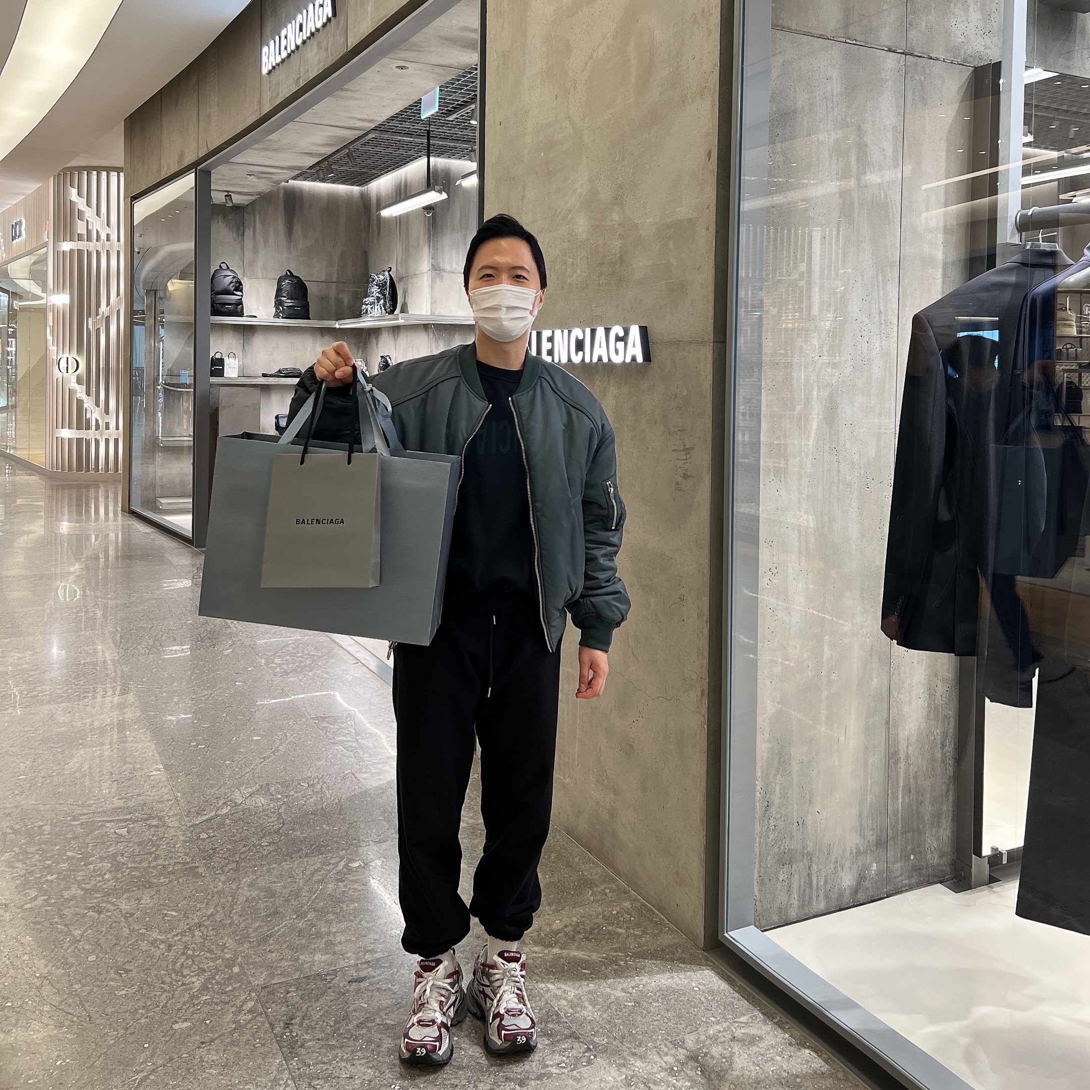 Balenciaga Runner Sneakers Grey Burgundy, Juun.J Reversible MA-1 Jumper Black 착용 스타일 - 1