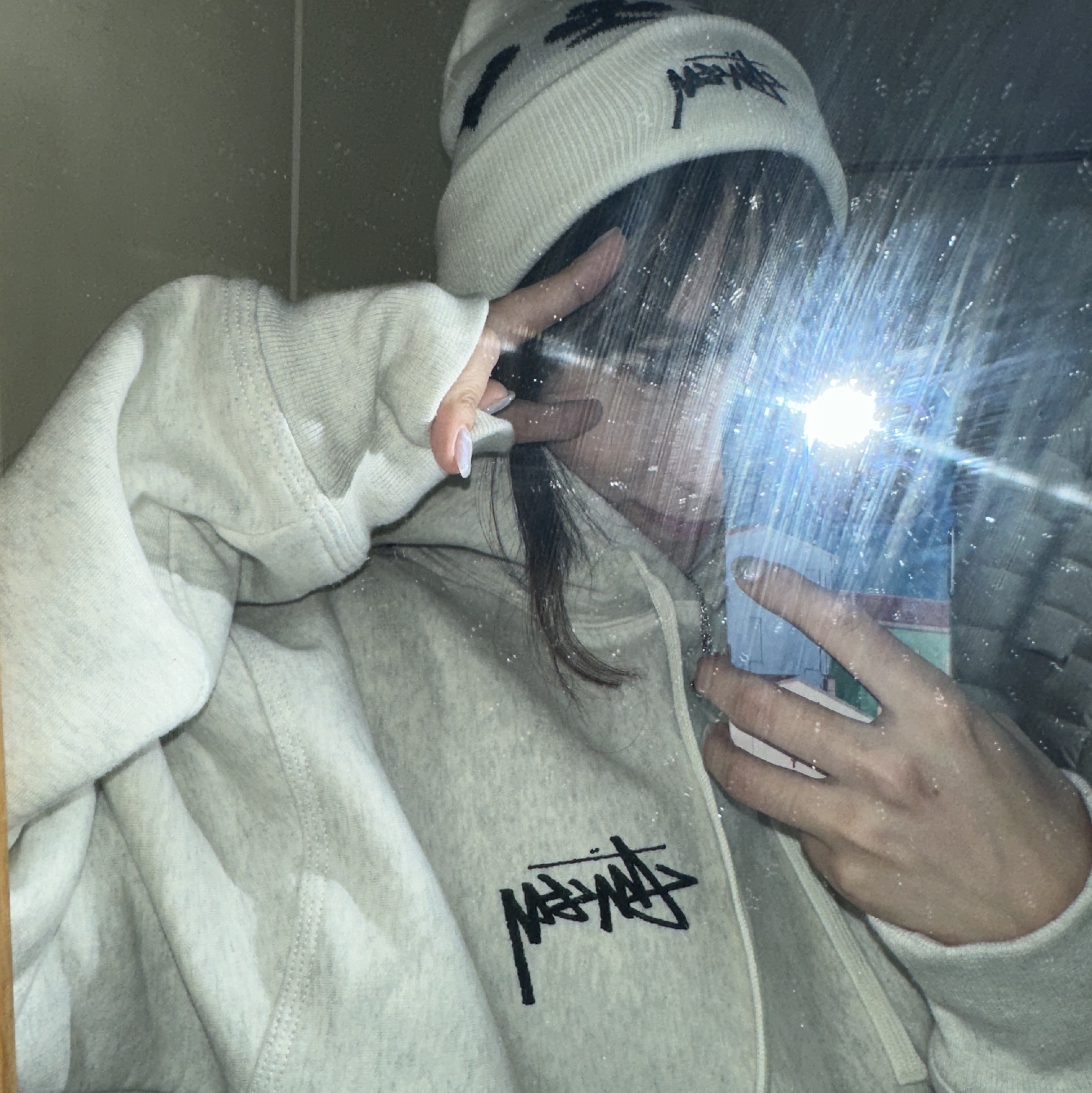 Stussy 8 Ball Fade Hoodie Ash Heather, Stussy Full Suit Jacquard Cuff Beanie White 착용 스타일 - 1