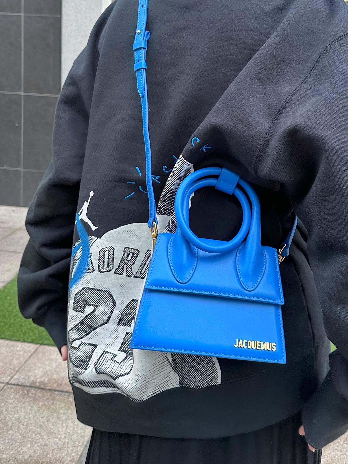 Jacquemus Le Chiquito Noeud Coiled Handbag Blue, Jordan 1 x Travis Scott x Fragment Retro Low OG SP Military Blue 착용 스타일 - 2