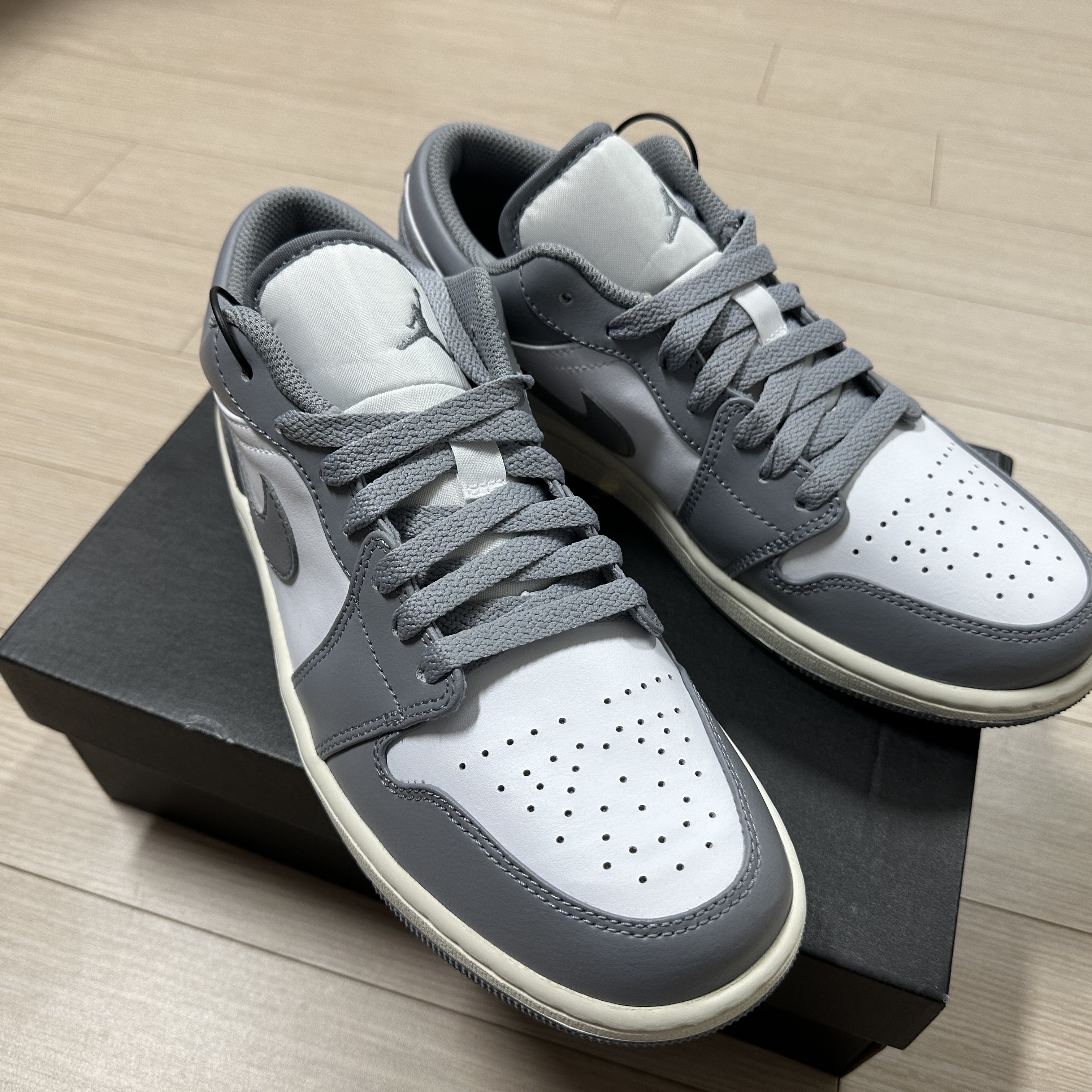 Jordan 1 Low Stealth and White 착용 스타일 - 4