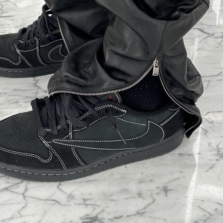 Jordan 1 x Travis Scott Retro Low OG SP Black Phantom 착용 스타일
