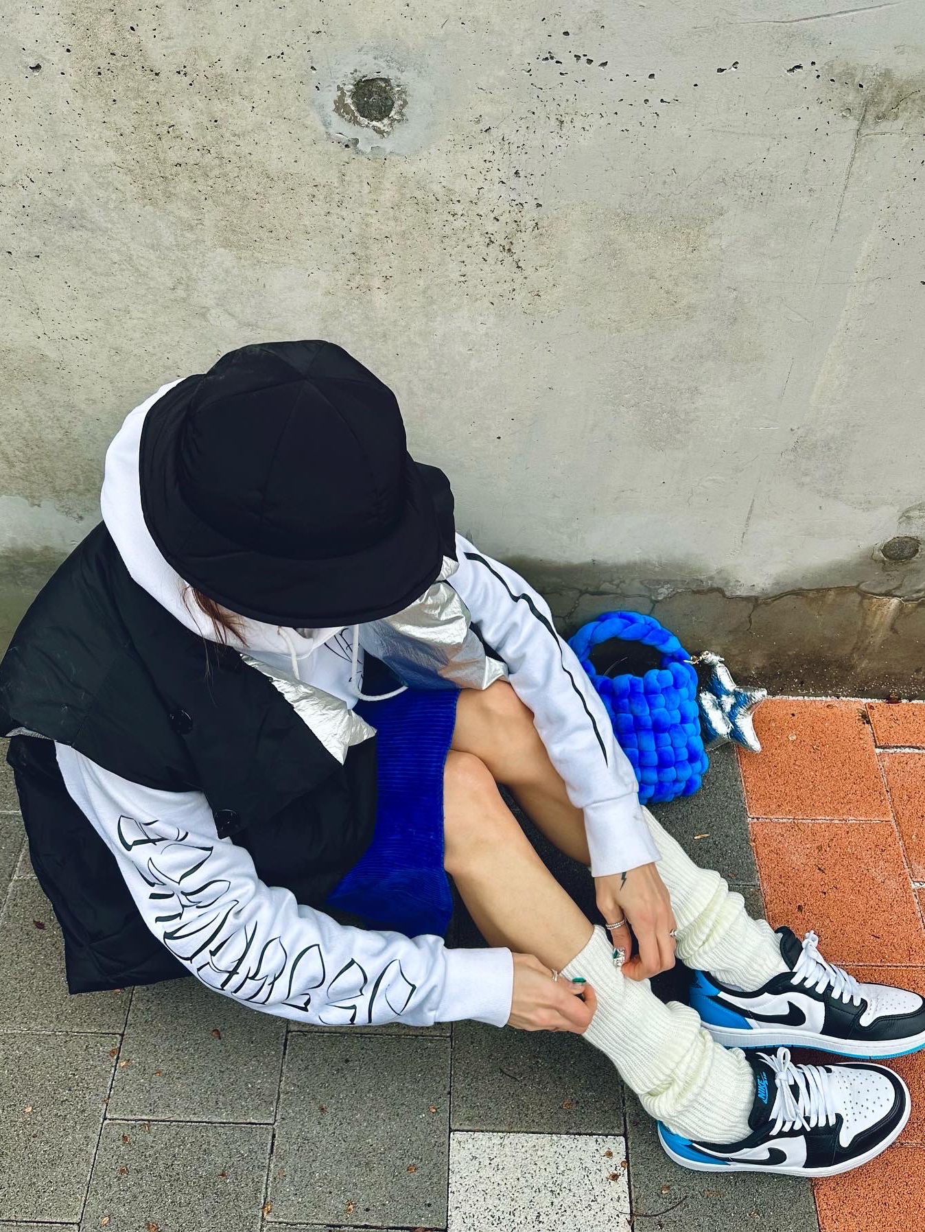 Jordan 1 Retro Low OG Black and Dark Powder Blue 착용 스타일 - 3