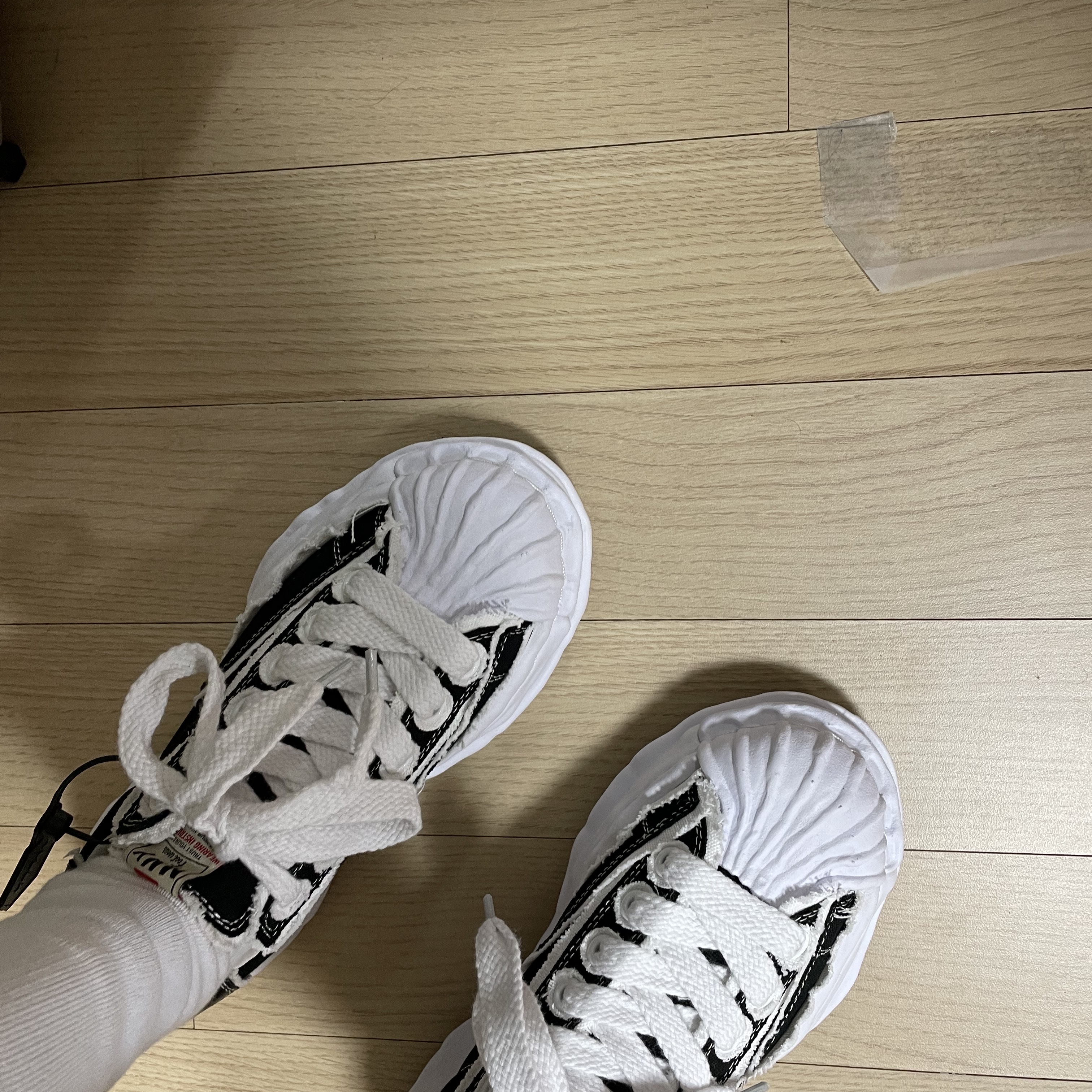 Maison Mihara Yasuhiro Blakey OG Sole OH Canvas Low-top Sneakers Black 착용 스타일