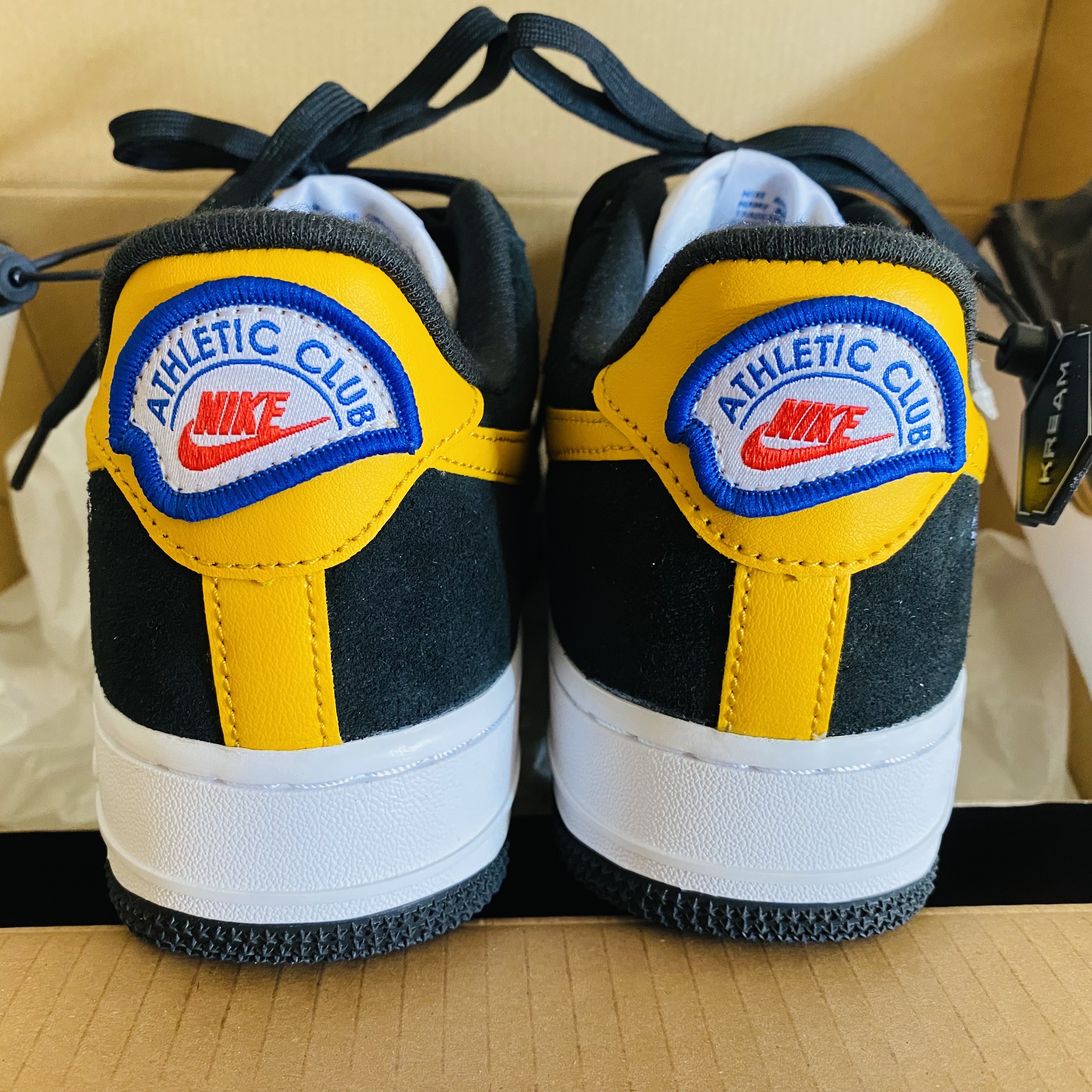 Nike Air Force 1 '07 LV8 Athletic Club Black Dark Sulfur 착용 스타일 - 3