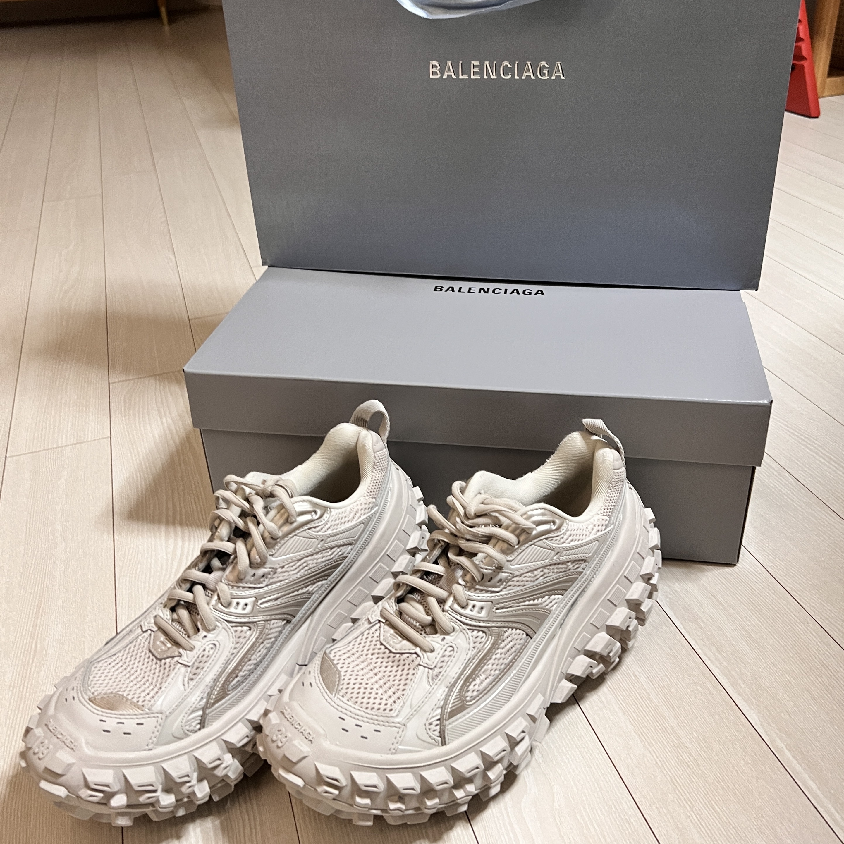 Balenciaga Defender Sneakers Beige 착용 스타일 - 1