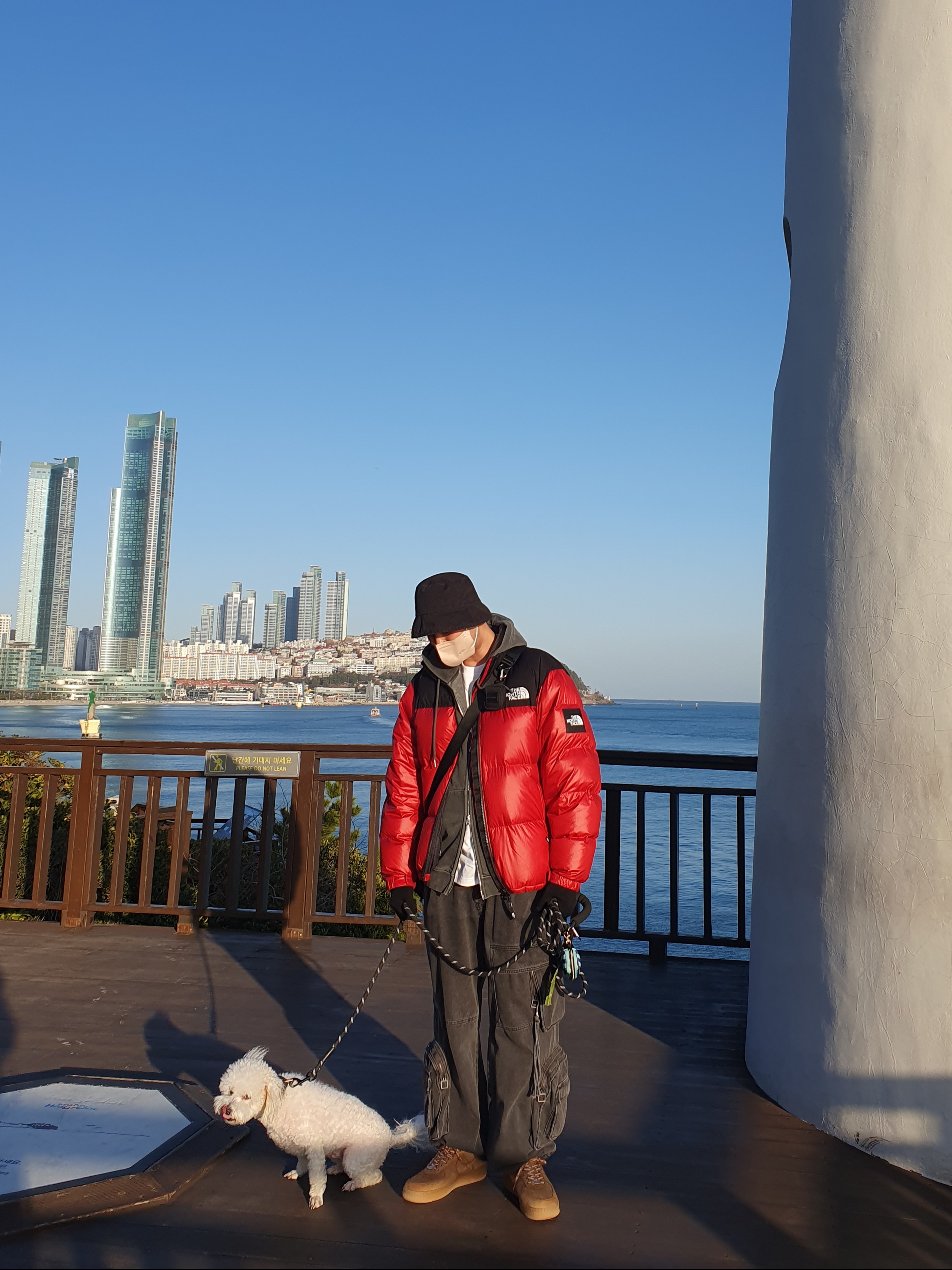 Nike x Supreme Air Force 1 Low Flax, The North Face White Label Novelty Nuptse Down Jacket Red 착용 스타일 - 1