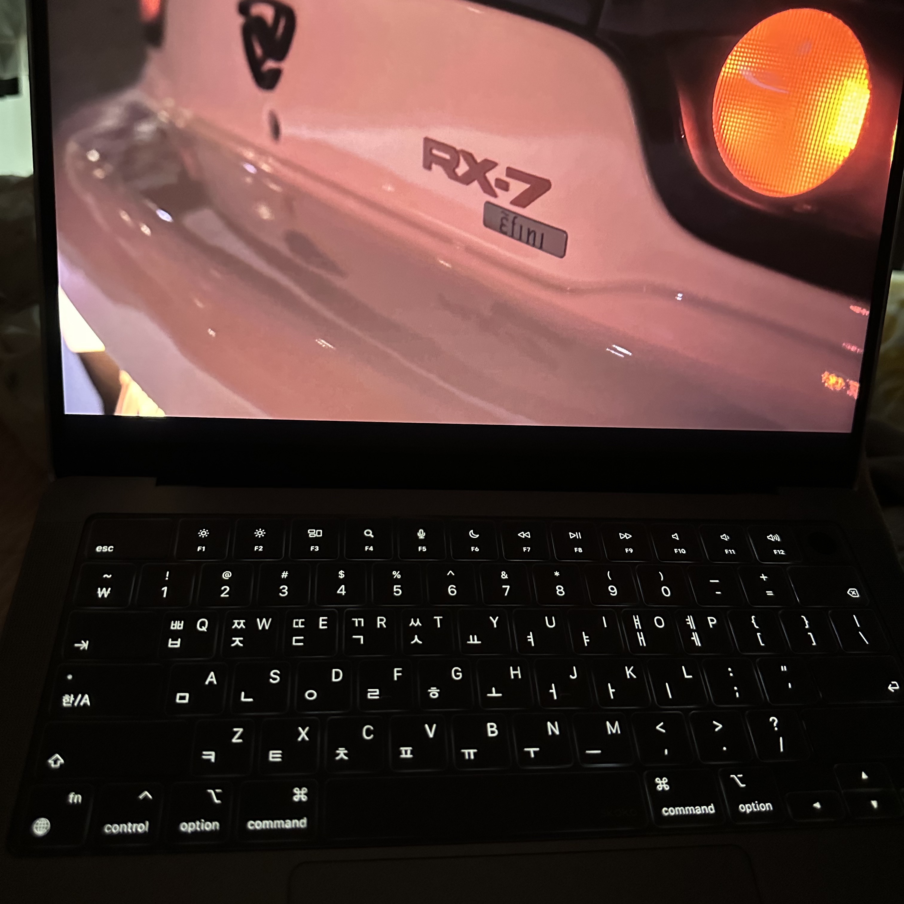 Apple 2021 MacBook Pro 14 M1 Pro 8-Core 512GB SSD / 16GB RAM Space Gray (Korean Ver.) 착용 스타일