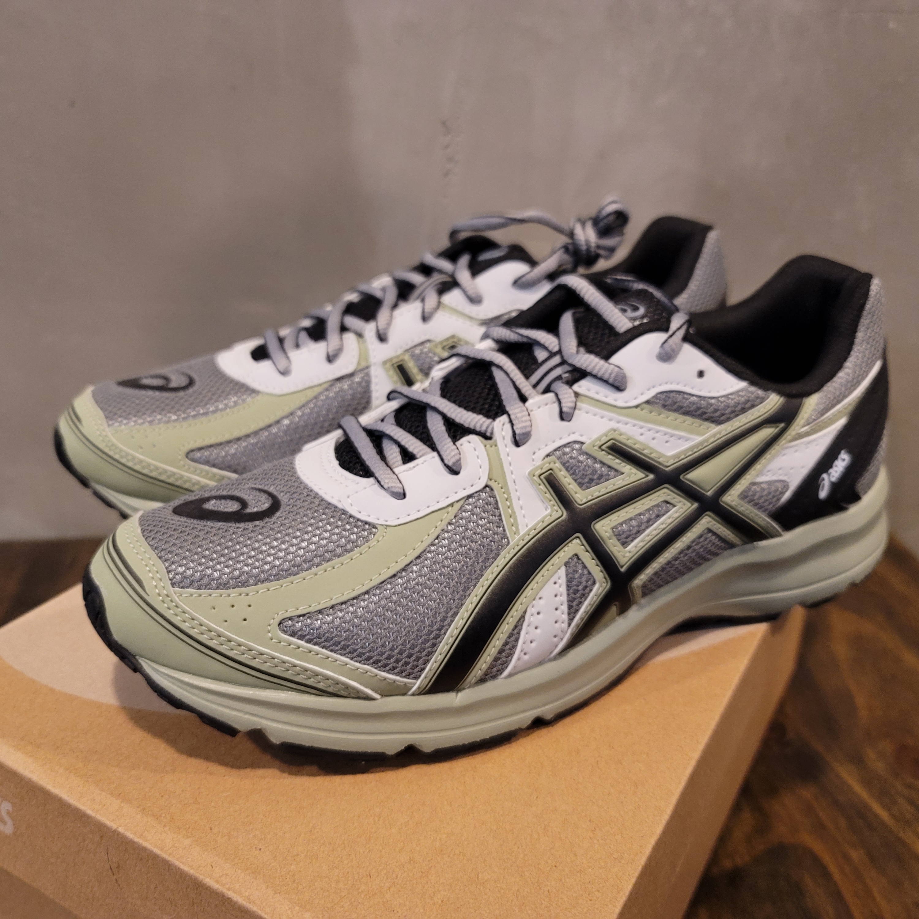 Asics Jog 100 S Sheet Rock - 2E Wide 착용 스타일 - 1