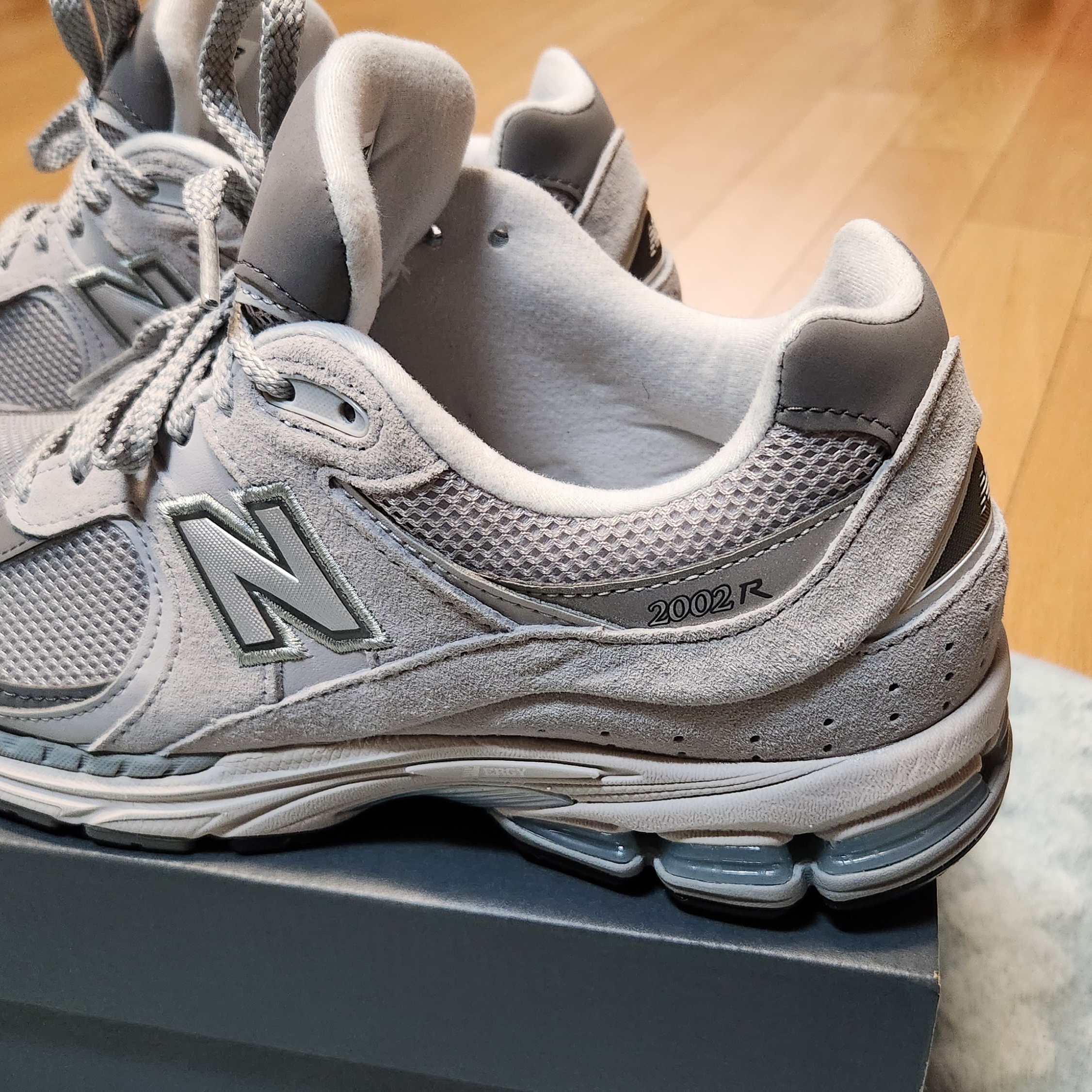 New Balance 2002R T2 Gray 착용 스타일 - 2