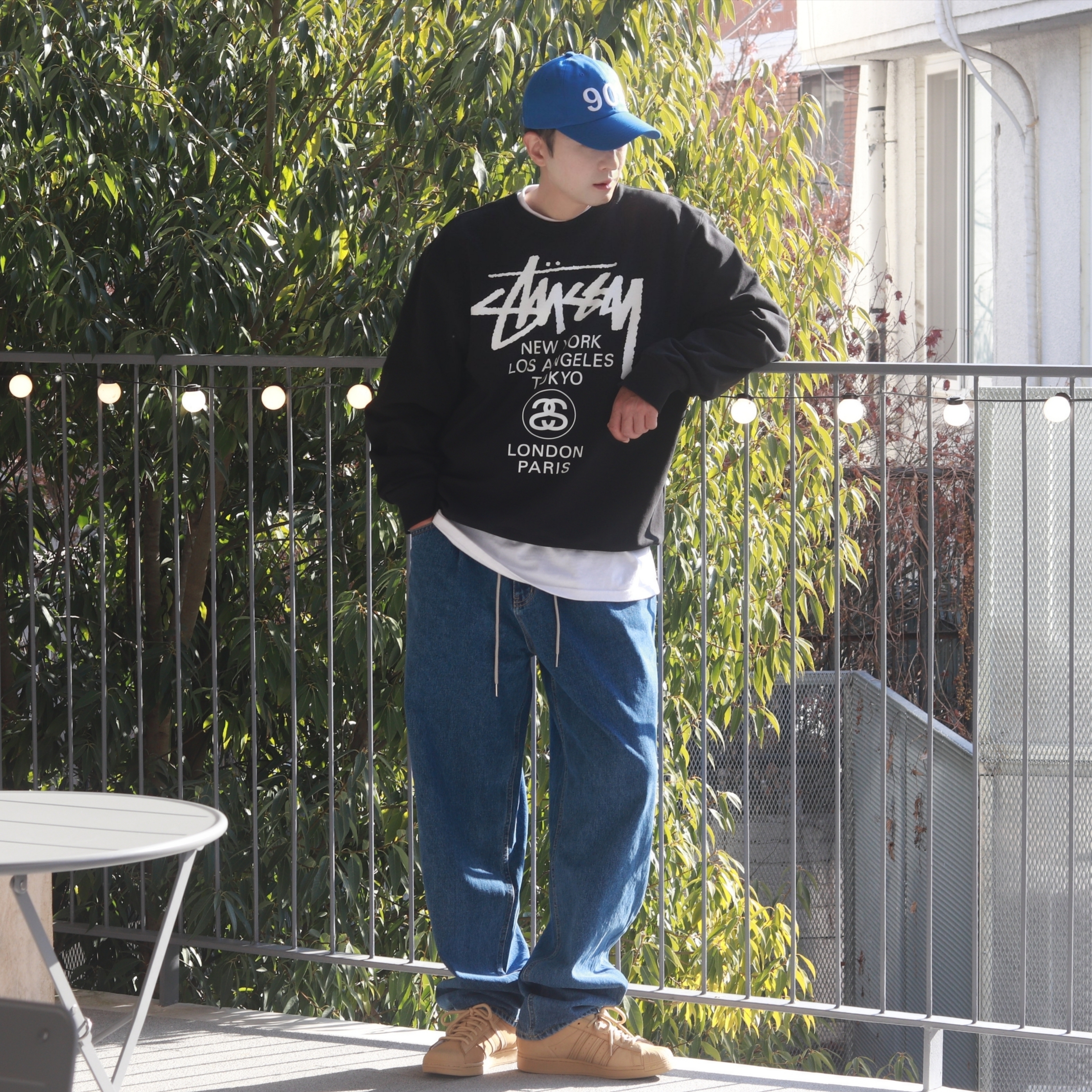 Adidas Superstar Golden Beige, Stussy World Tour Crew Black 2022 착용 스타일 - 1