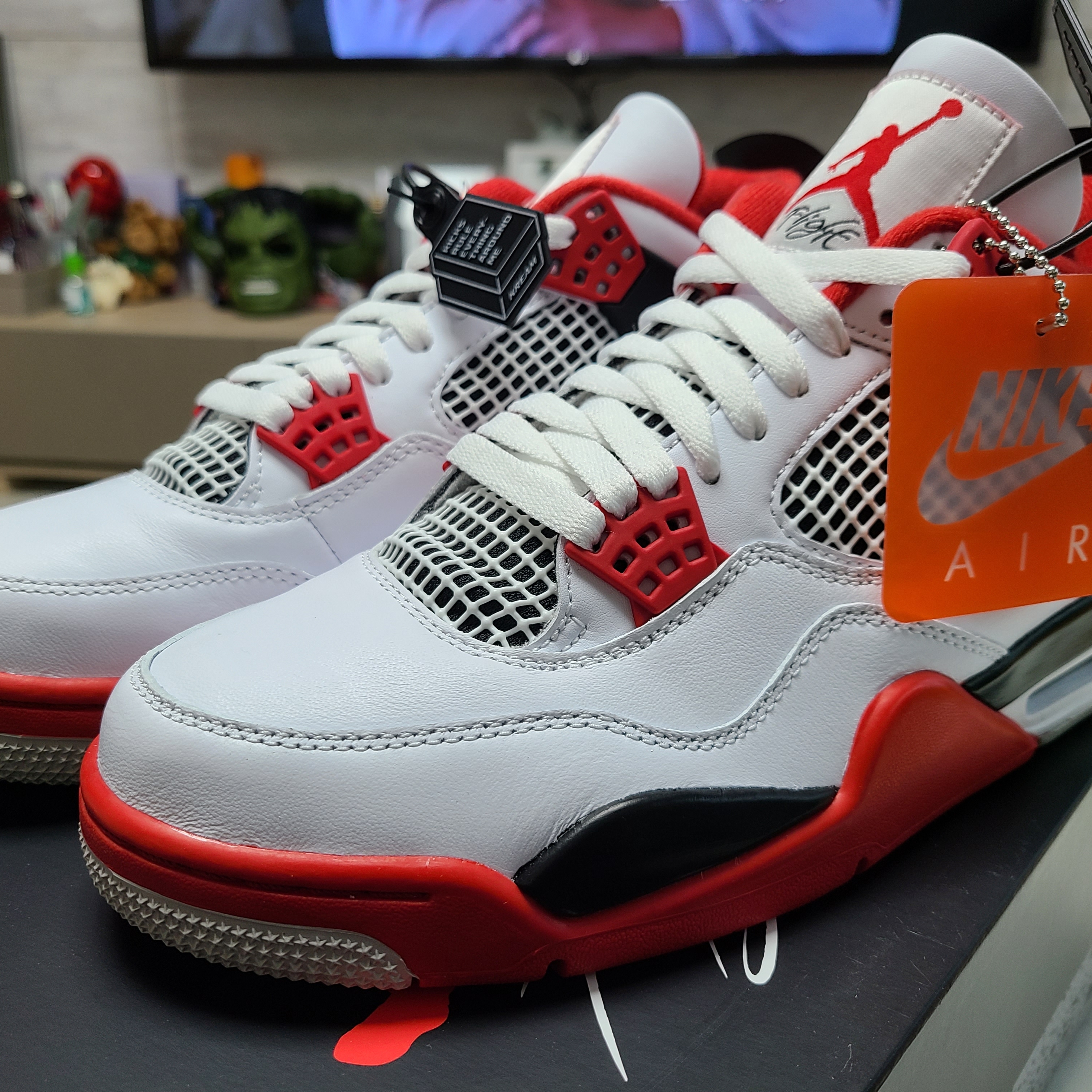 Jordan 4 Retro OG Fire Red 2020 착용 스타일 - 2
