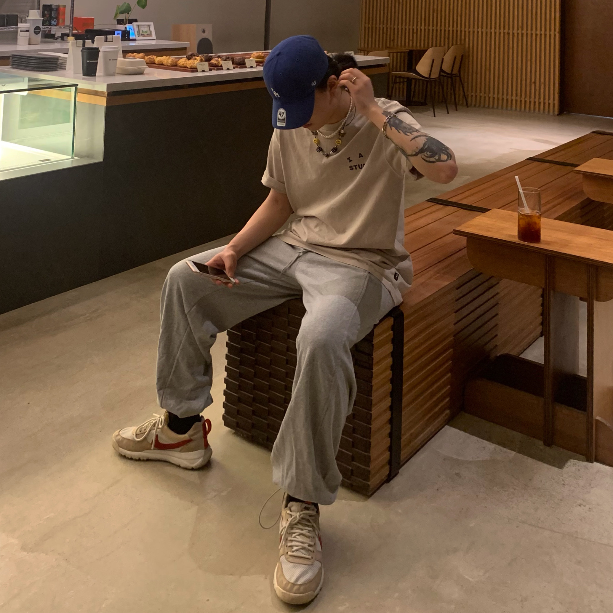 Nike x Tom Sachs Mars Yard Shoe 2.0 Space Camp, IAB Studio Pigment T-Shirt Oatmeal 착용 스타일