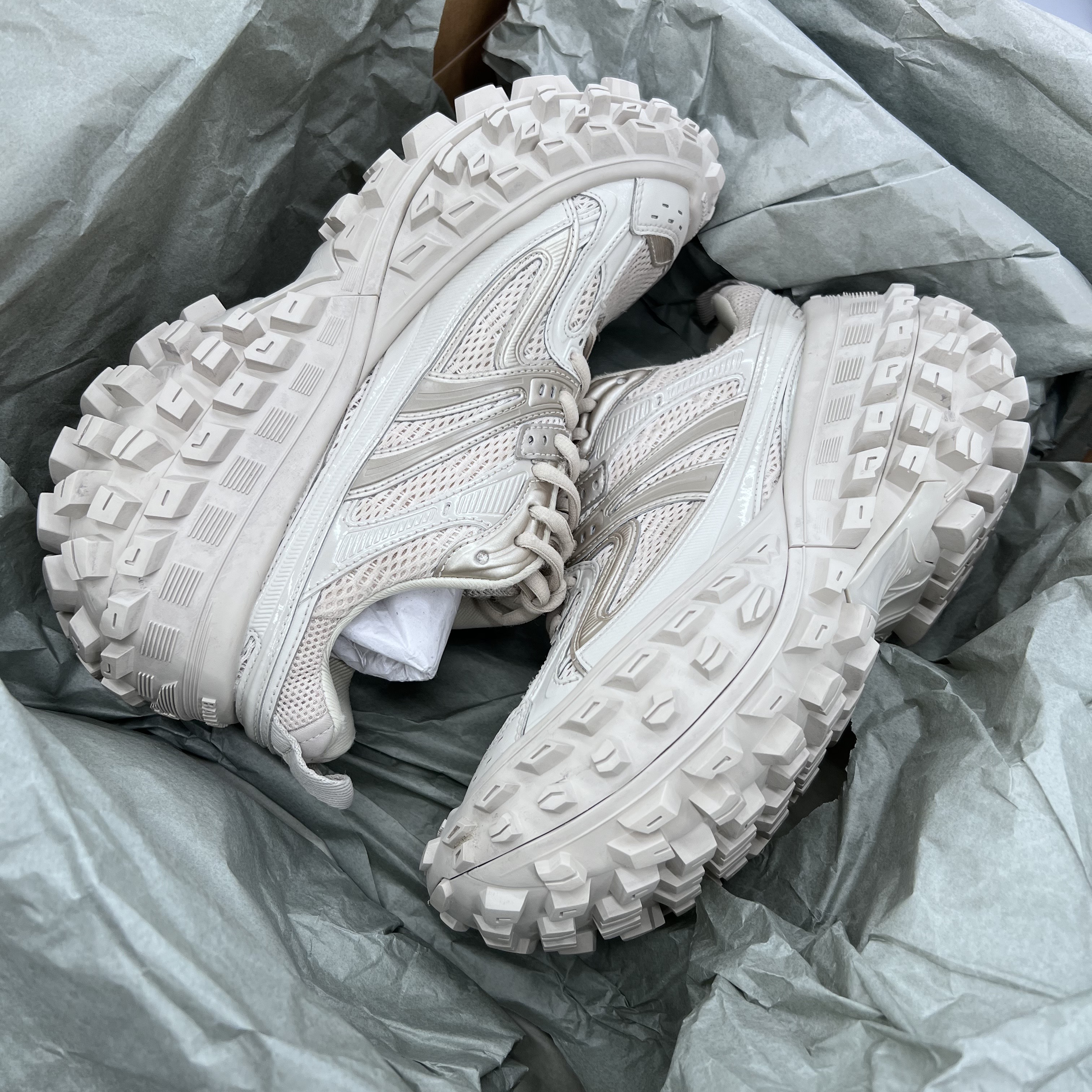 Balenciaga Runner Sneakers Grey Burgundy, Juun.J Reversible MA-1 Jumper Black 착용 스타일 - 2