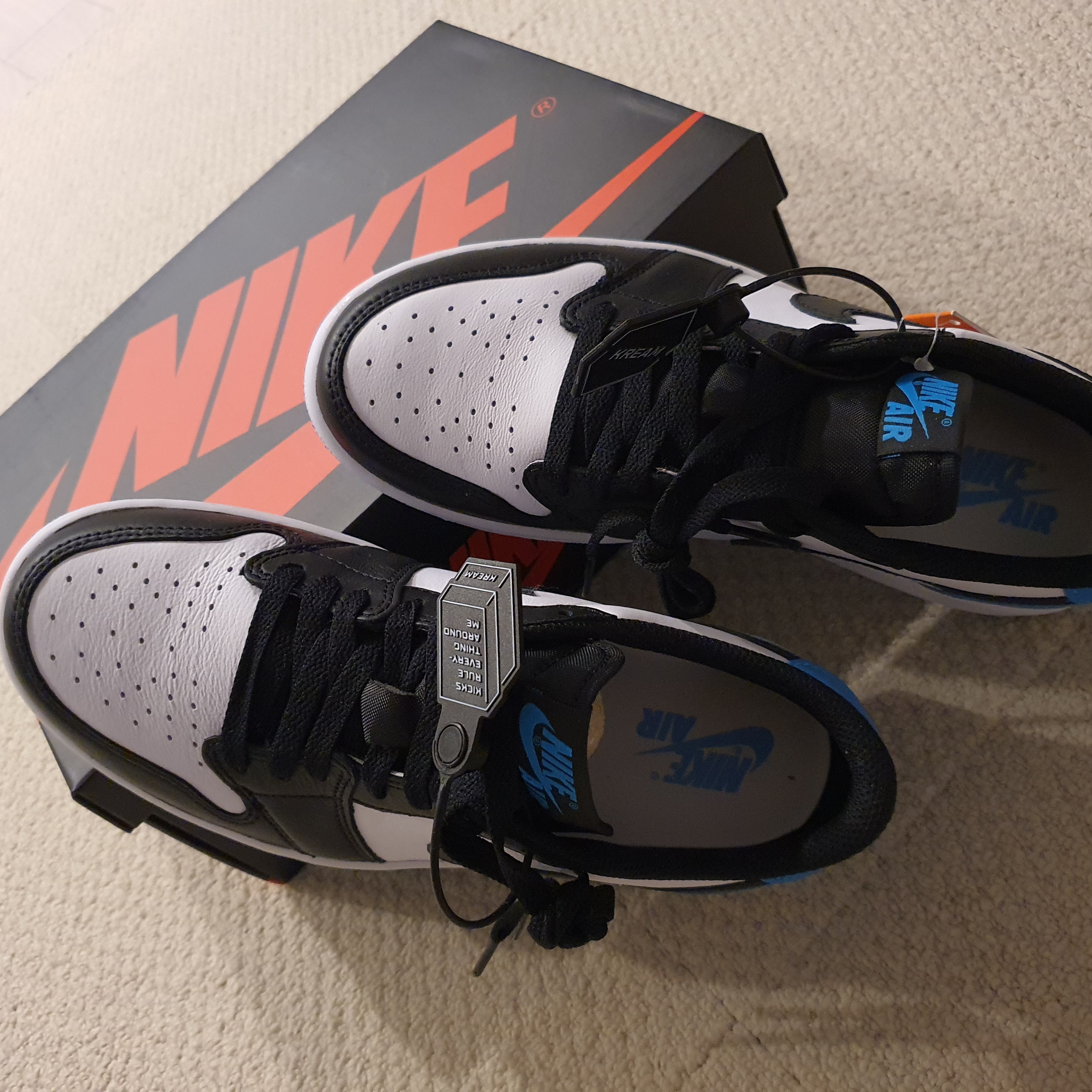 (W) Jordan 1 Retro Low OG Black and Dark Powder Blue 착용 스타일 - 1