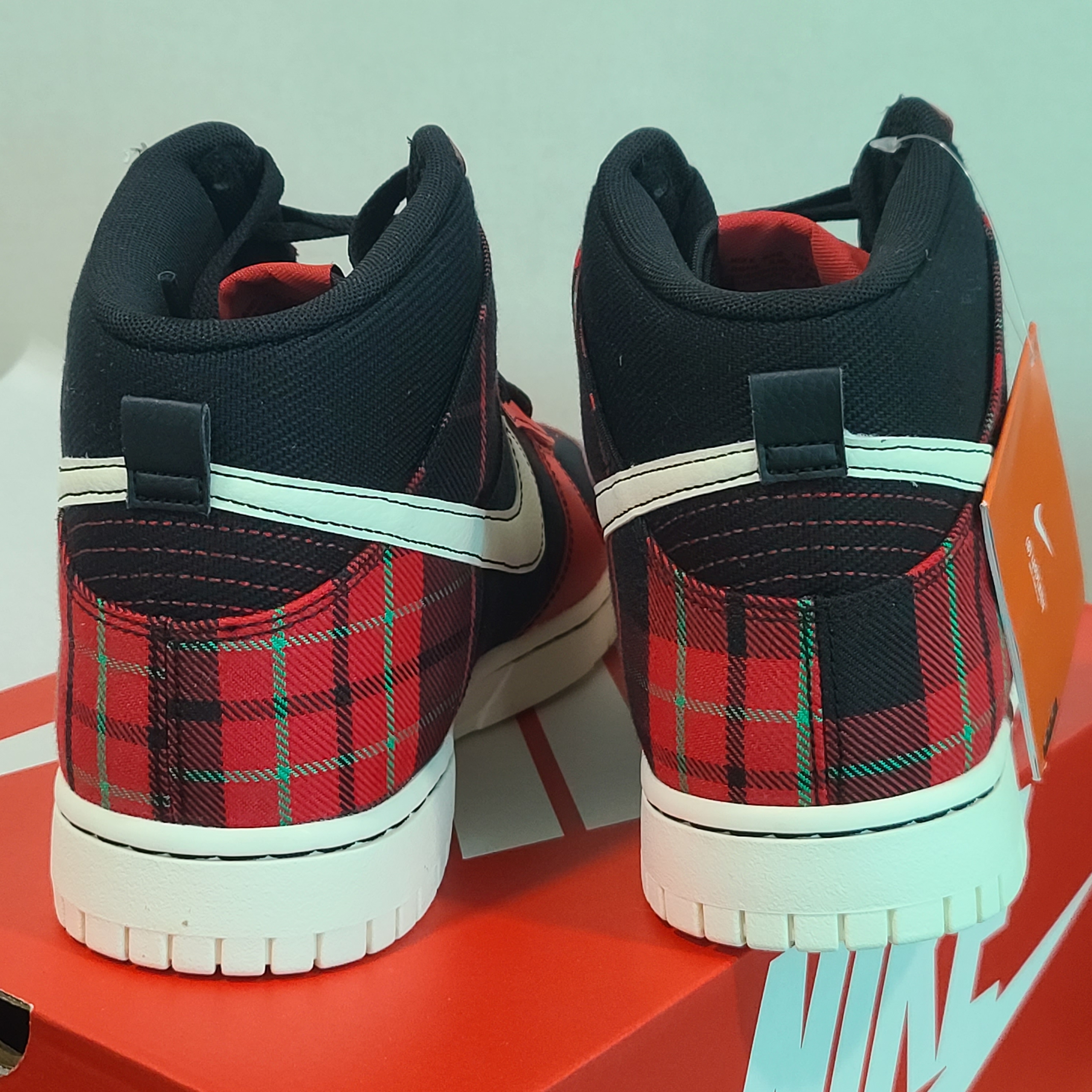Nike Dunk High Black and University REd 착용 스타일 - 3