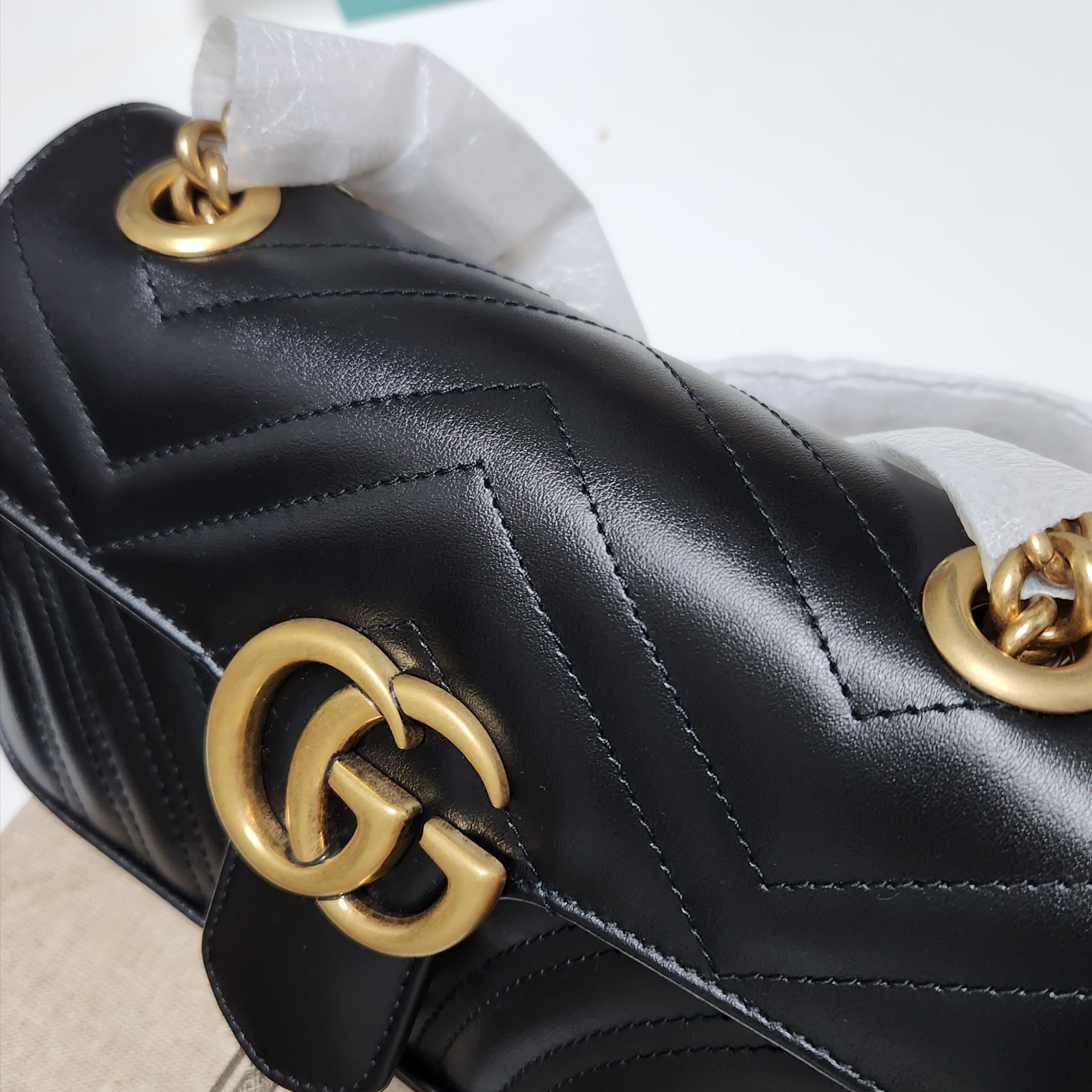 Gucci GG Marmont Matelasse Small Shoulder Bag Black 착용 스타일 - 2