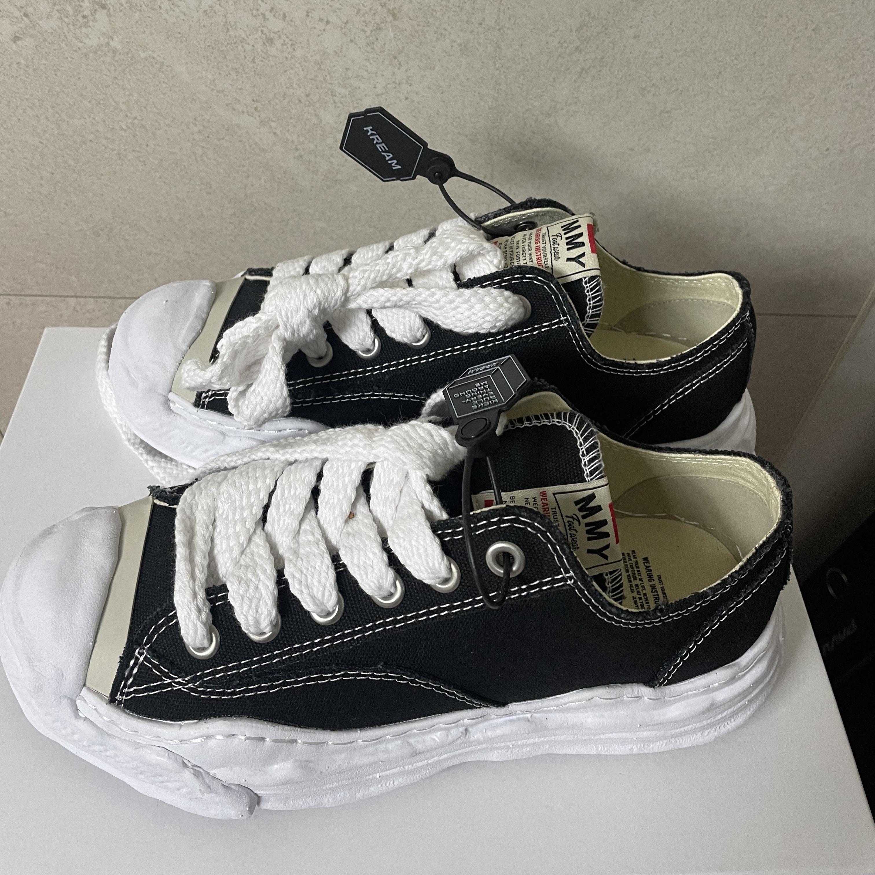 Maison Mihara Yasuhiro Hank OG Sole Canvas Low-top Sneakers Black 착용 스타일 - 3