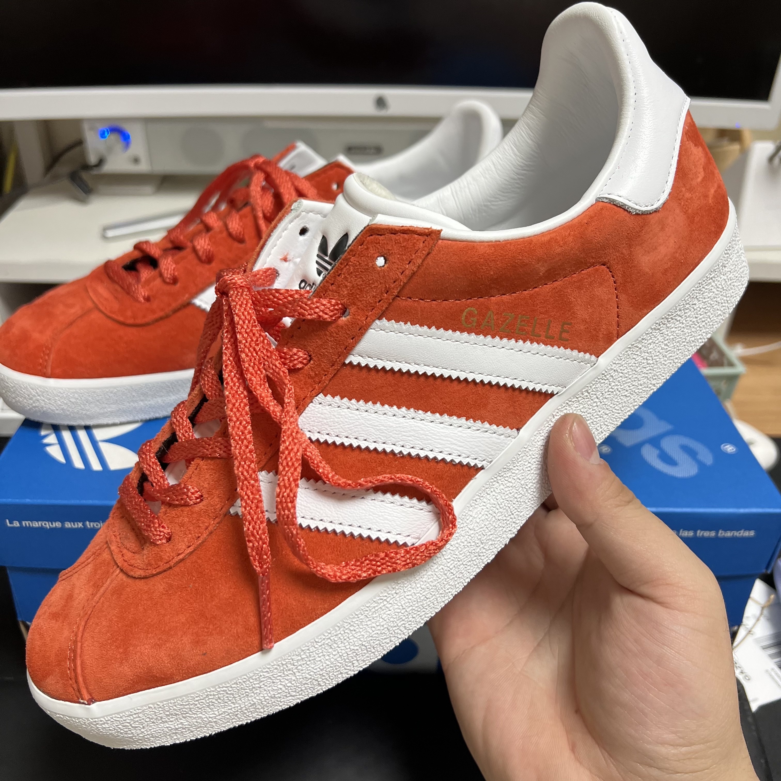 Adidas Gazelle 85 Preloved Red Cloud White 착용 스타일