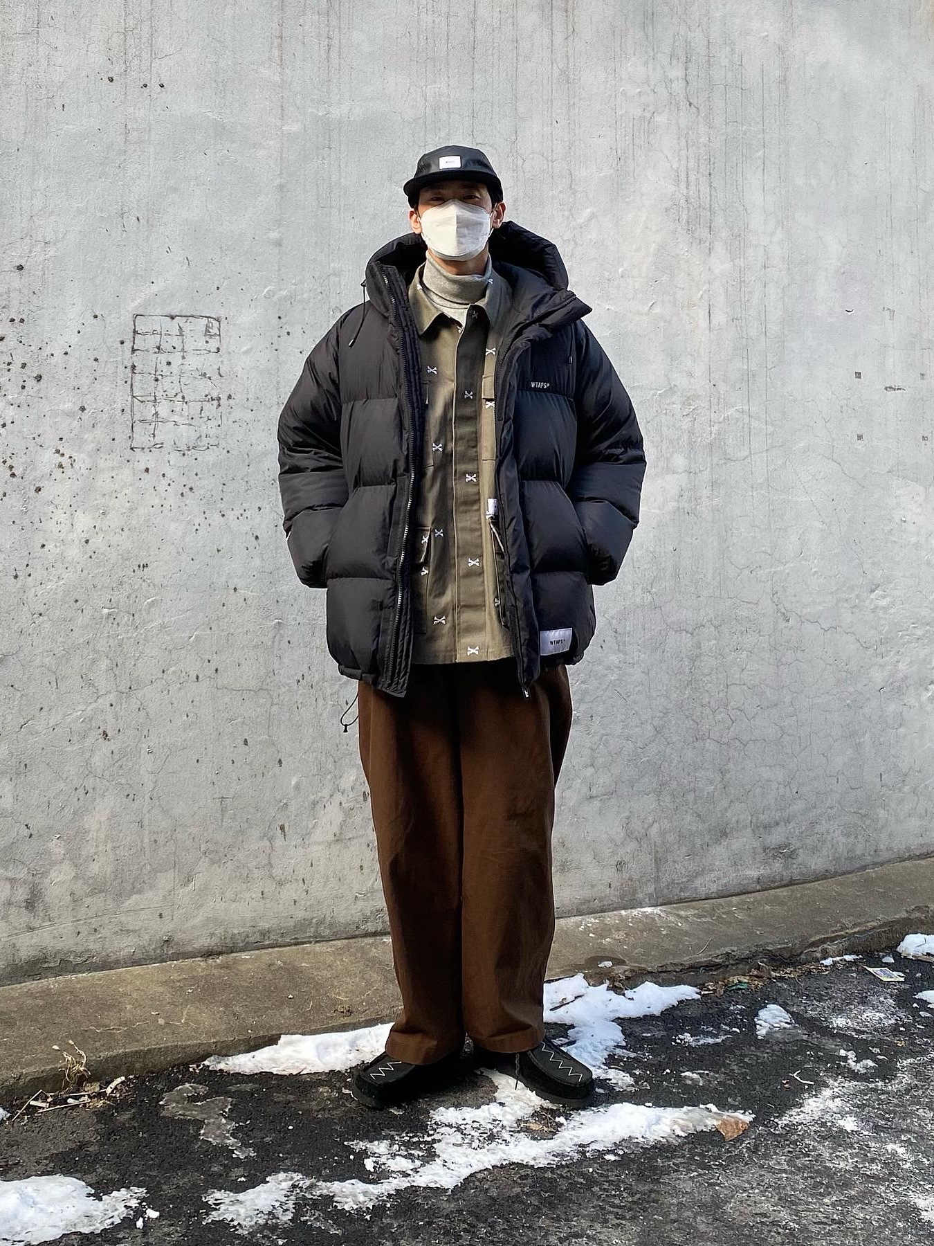 Clarks x Neighborhood Wallabee Boots GTX Black Combi Suede 착용 스타일 - 2